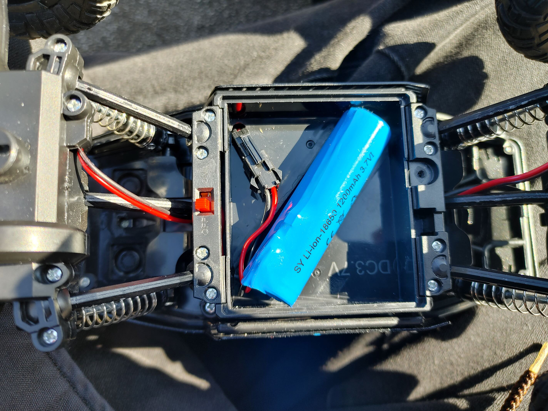 ボディの下面に収納するバッテリー。消耗時間は100％の場合、車輪を浮かせた無抵抗の状態で70分ほど、実走行ならば40分ほど走行可能だ。