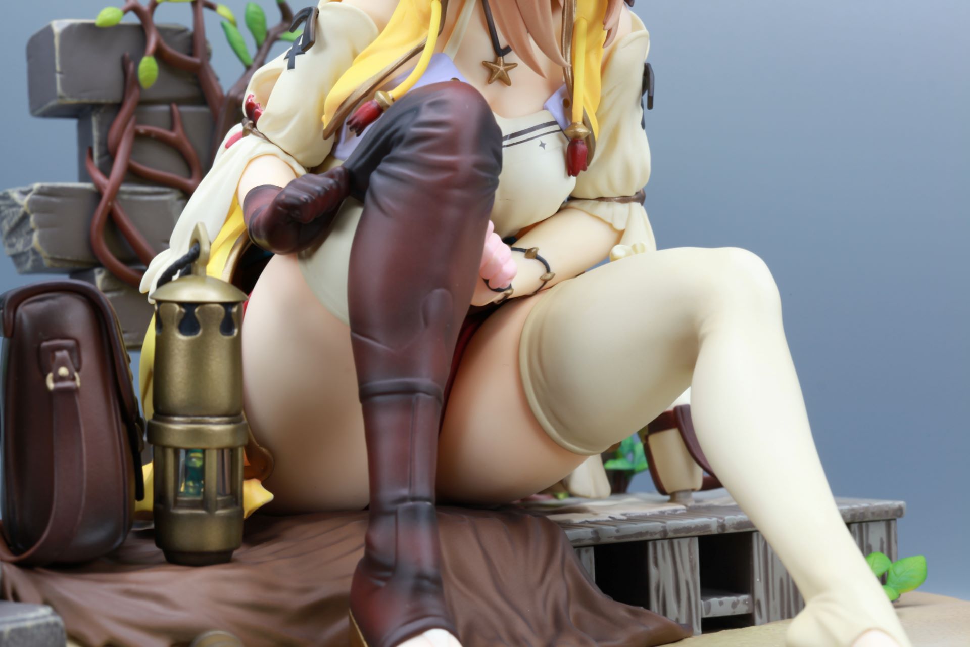 つま先に光を当てると、爪部分のみキラキラと光を反射する