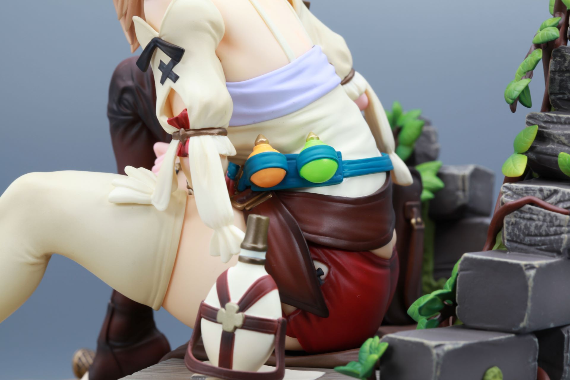 上着を外すと下から腰に取り付けられたフラスコが見える