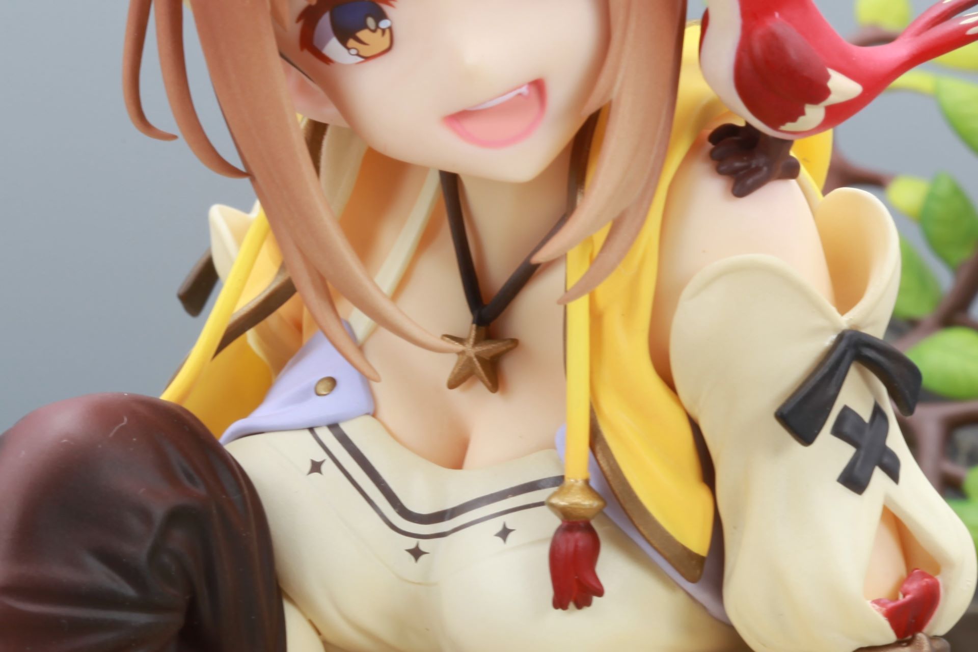 胸元には星形のペンダント