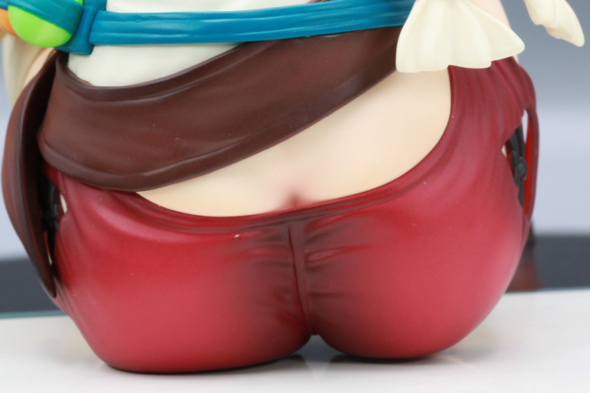 ホットパンツに収まりきらないおしり