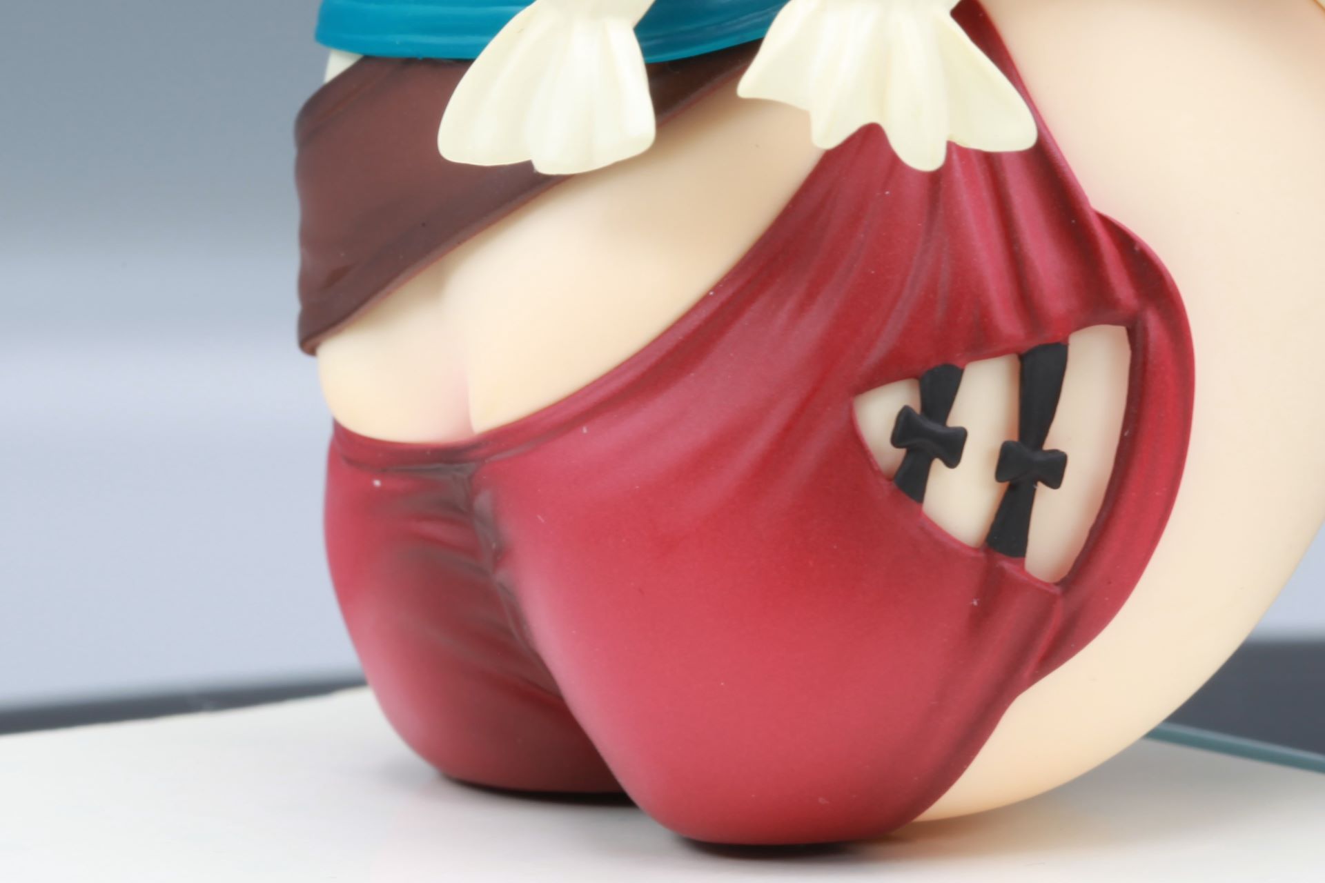 側面から見ると上部がホットパンツからはみ出している