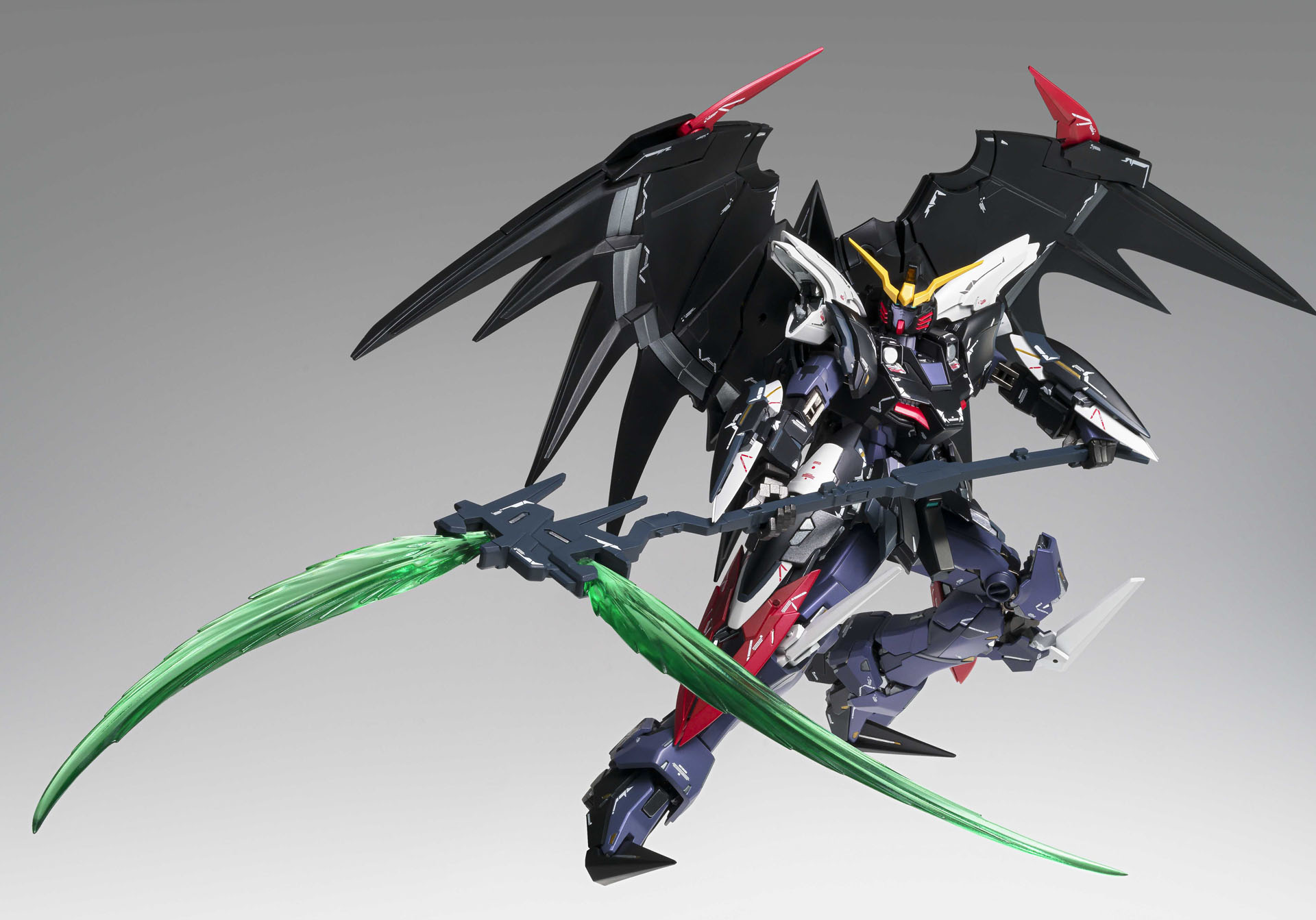 本商品の最大の魅力は翼のギミック。開くだけでなく、可動も可能なため、腕の自由度を拡げることができた