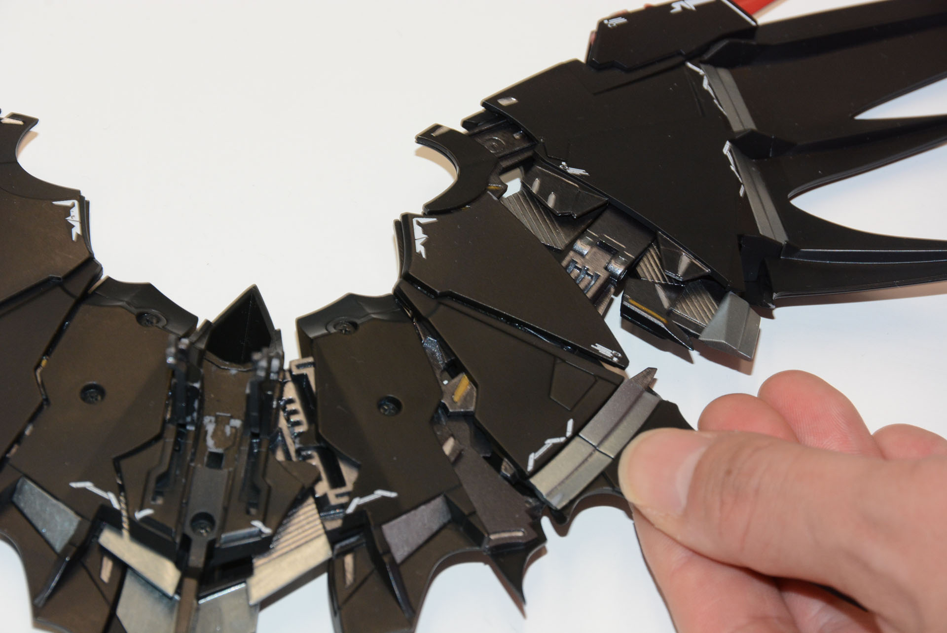 本商品の最大の魅力は翼のギミック。開くだけでなく、可動も可能なため、腕の自由度を拡げることができた