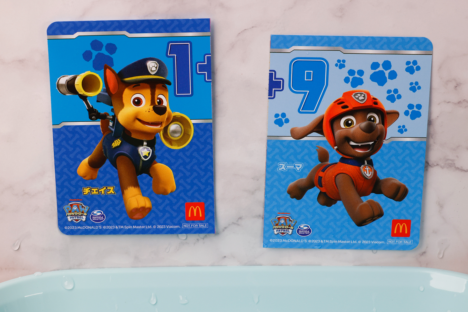 お風呂で遊ぶときは、水やお湯に付けてから平らな壁に貼り付けよう