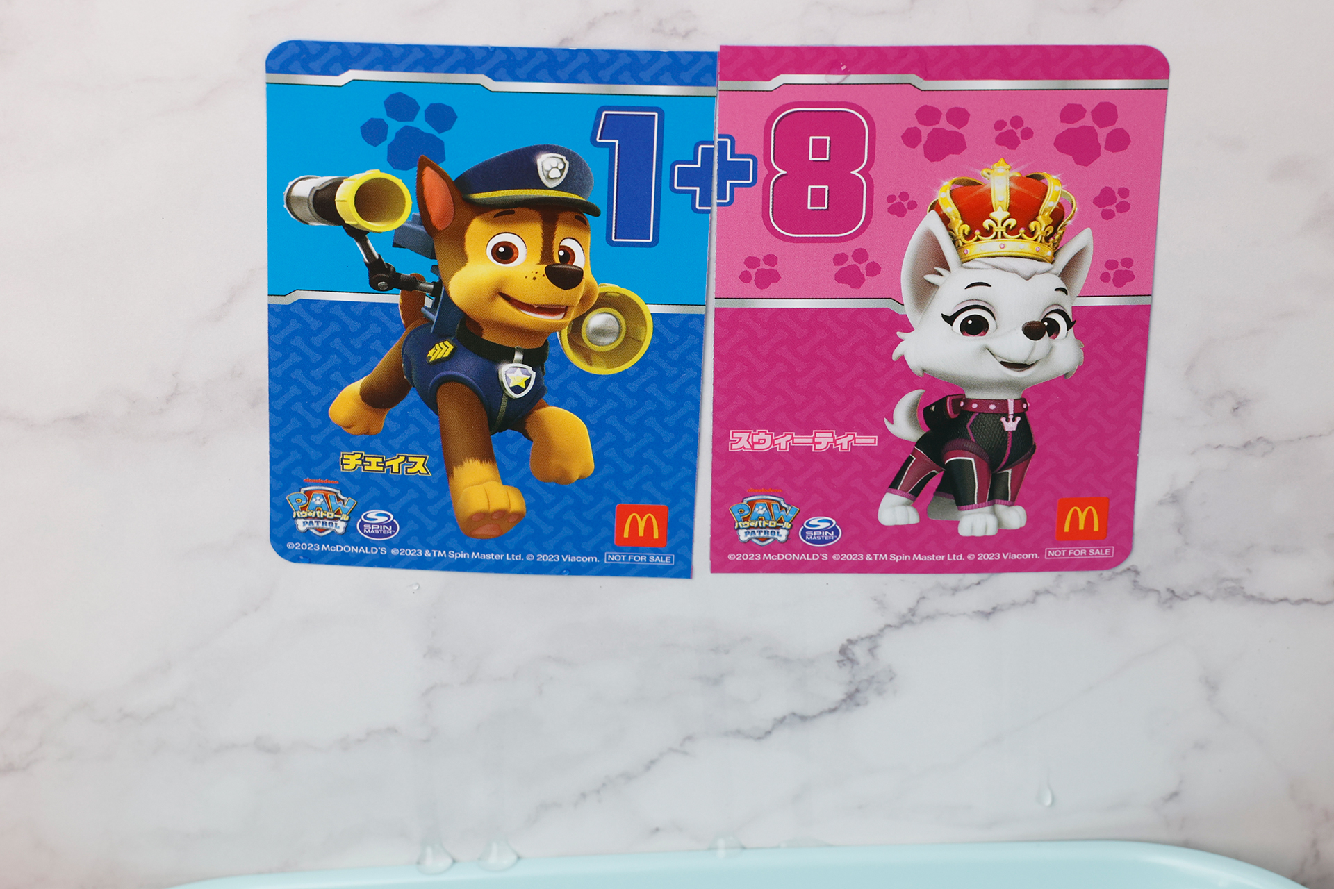 ある程度平らな壁なら、そのまま貼ることができる