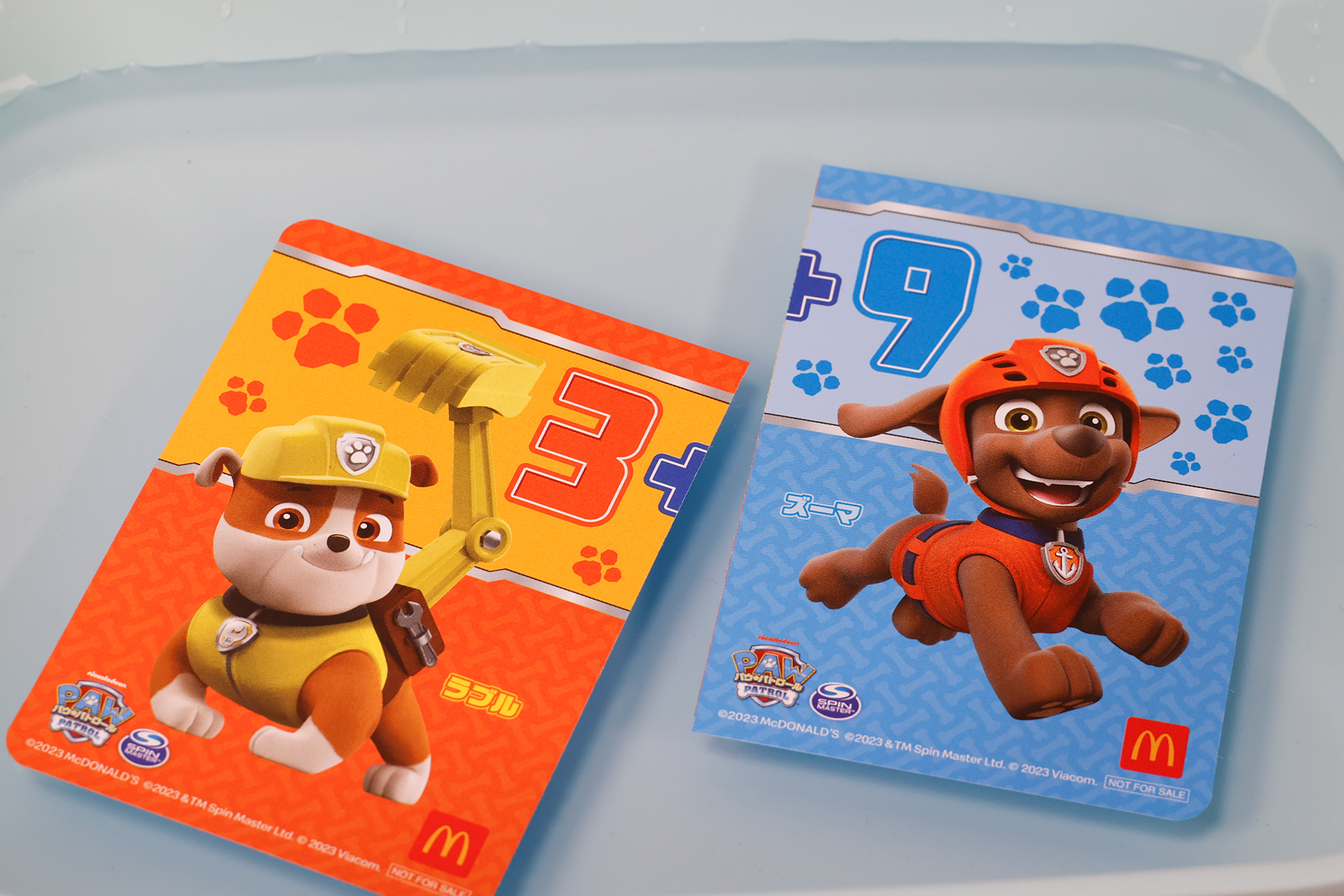 水につけると、平らな壁に貼り付けやすくなる