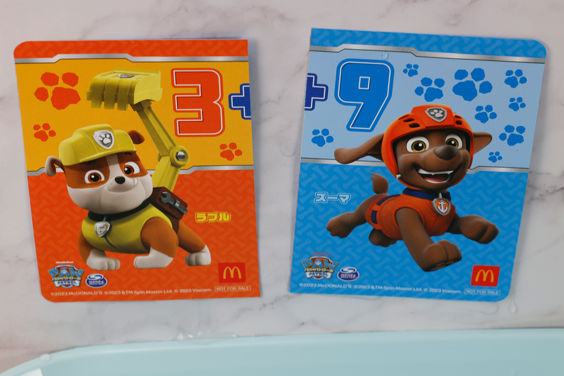 ステッカーを貼って、足し算などしながら遊ぼう