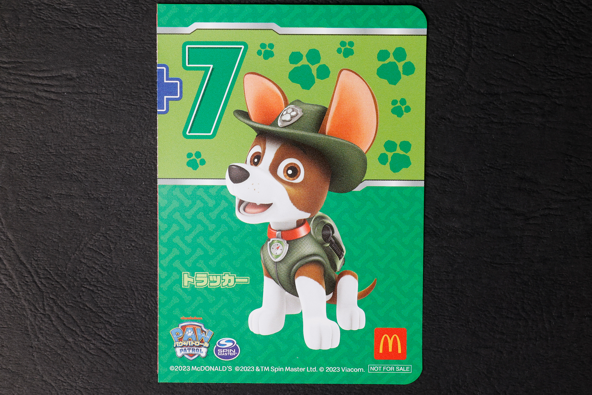 こちらはトラッカーのイラストが描かれたステッカー