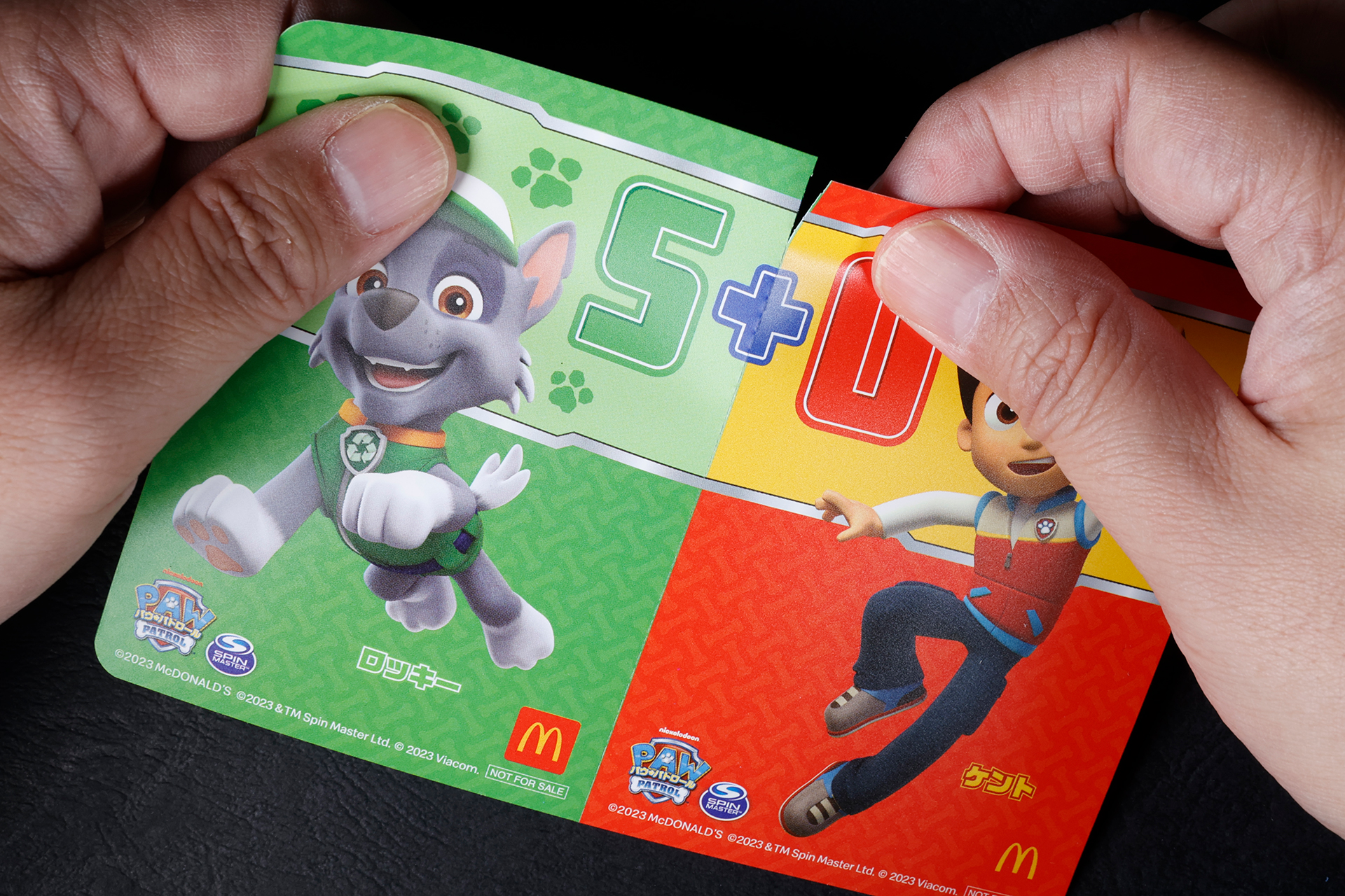 ステッカーは真ん中で切り離せるようになっている