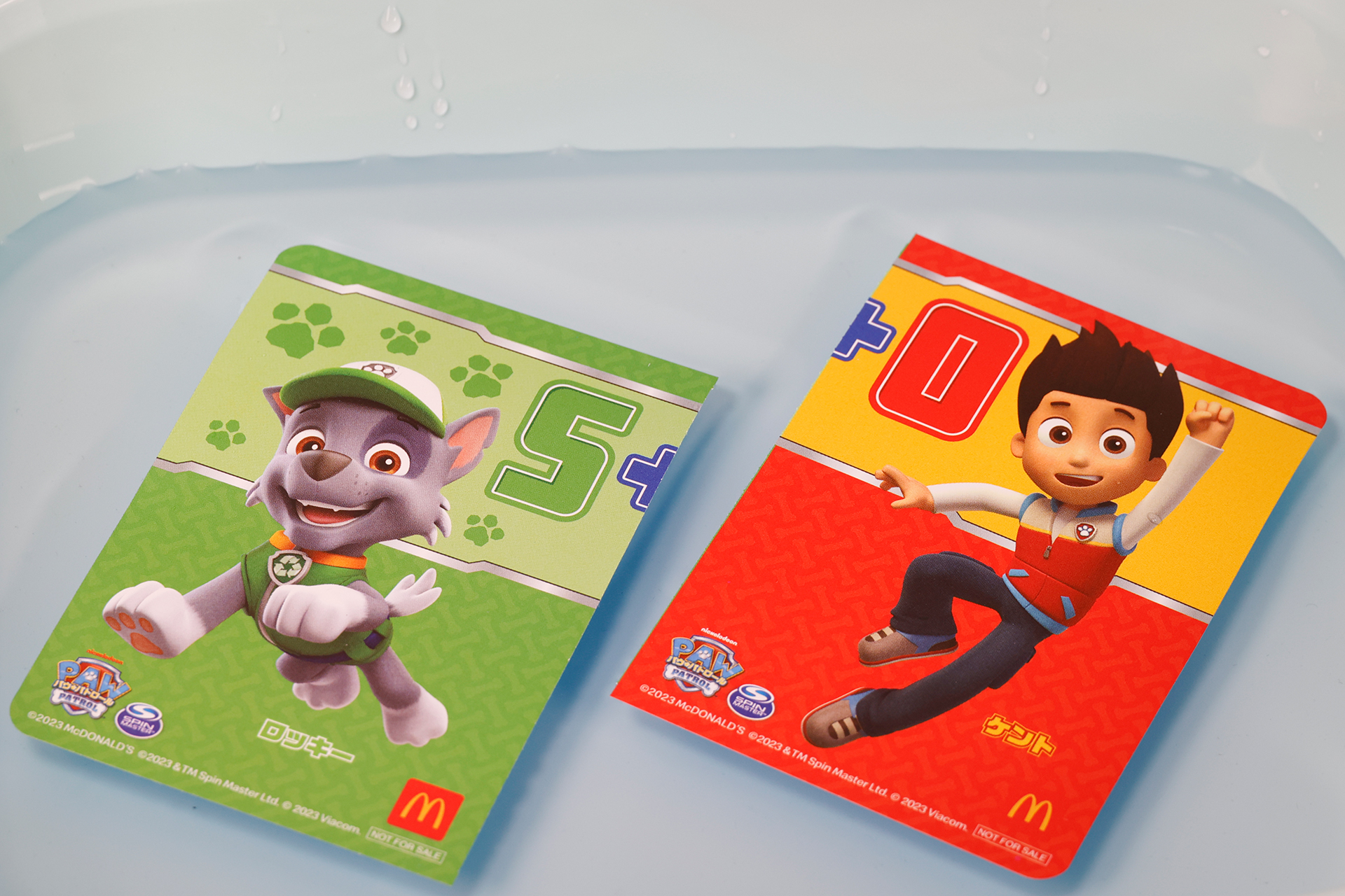 水につけることで、壁に張り付きやすい素材が使われている