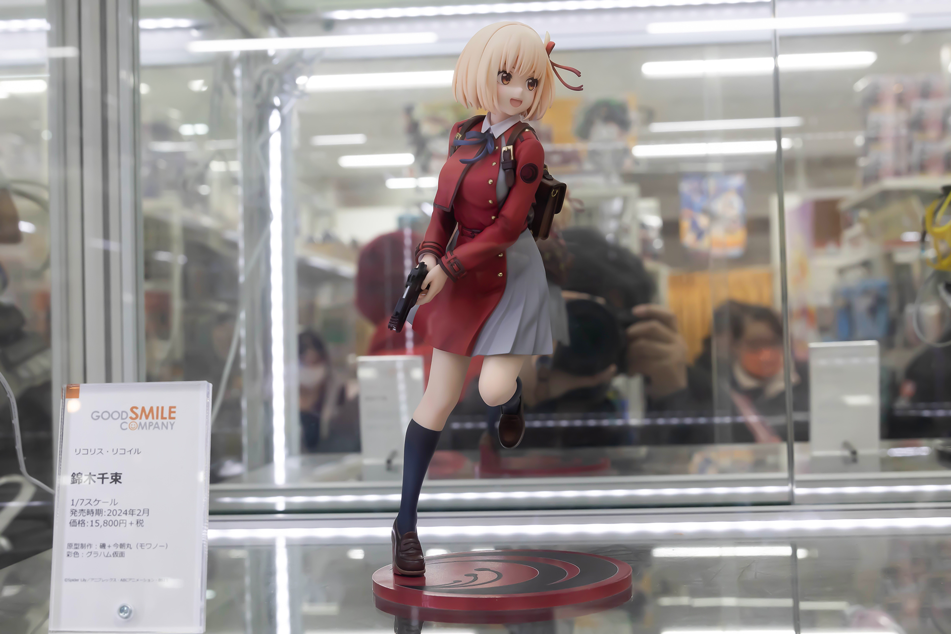 素材はプラスチック製で、全高は約230mmだ