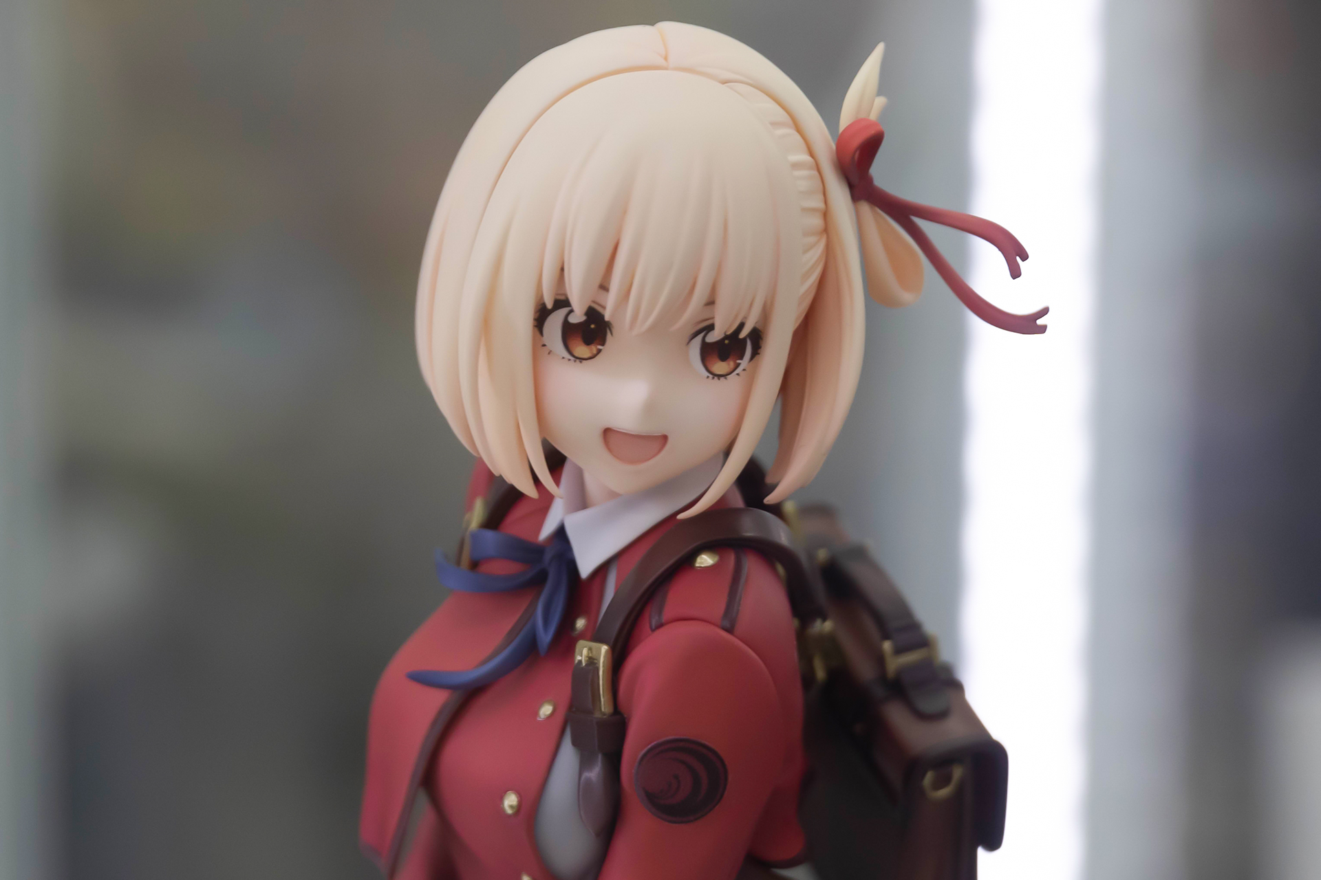 ショートのボブと赤いリボンがトレードマークの千束