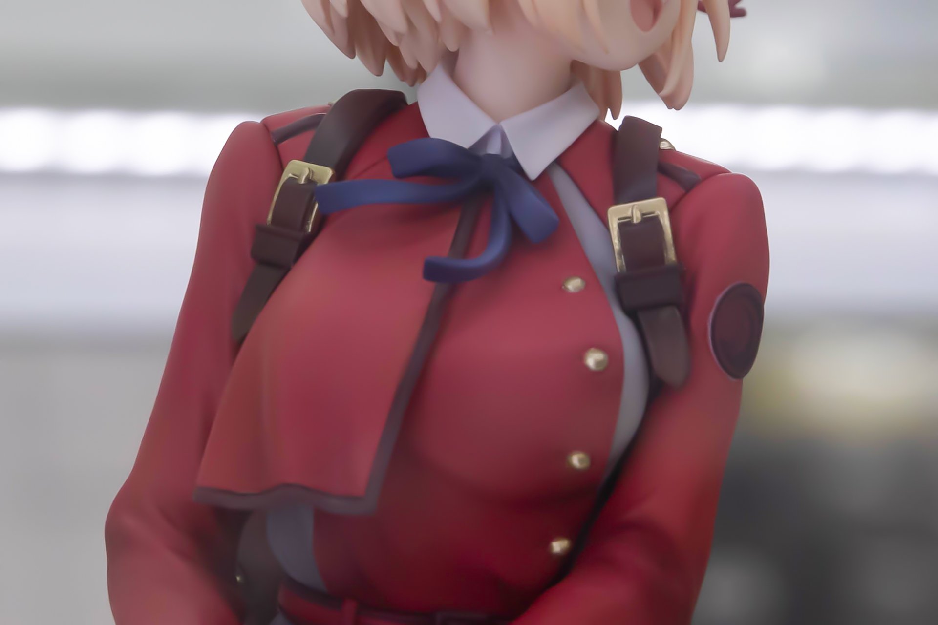 千束言えば赤い制服だが、こちらは左右非対称になっており、その造形もユニークだ