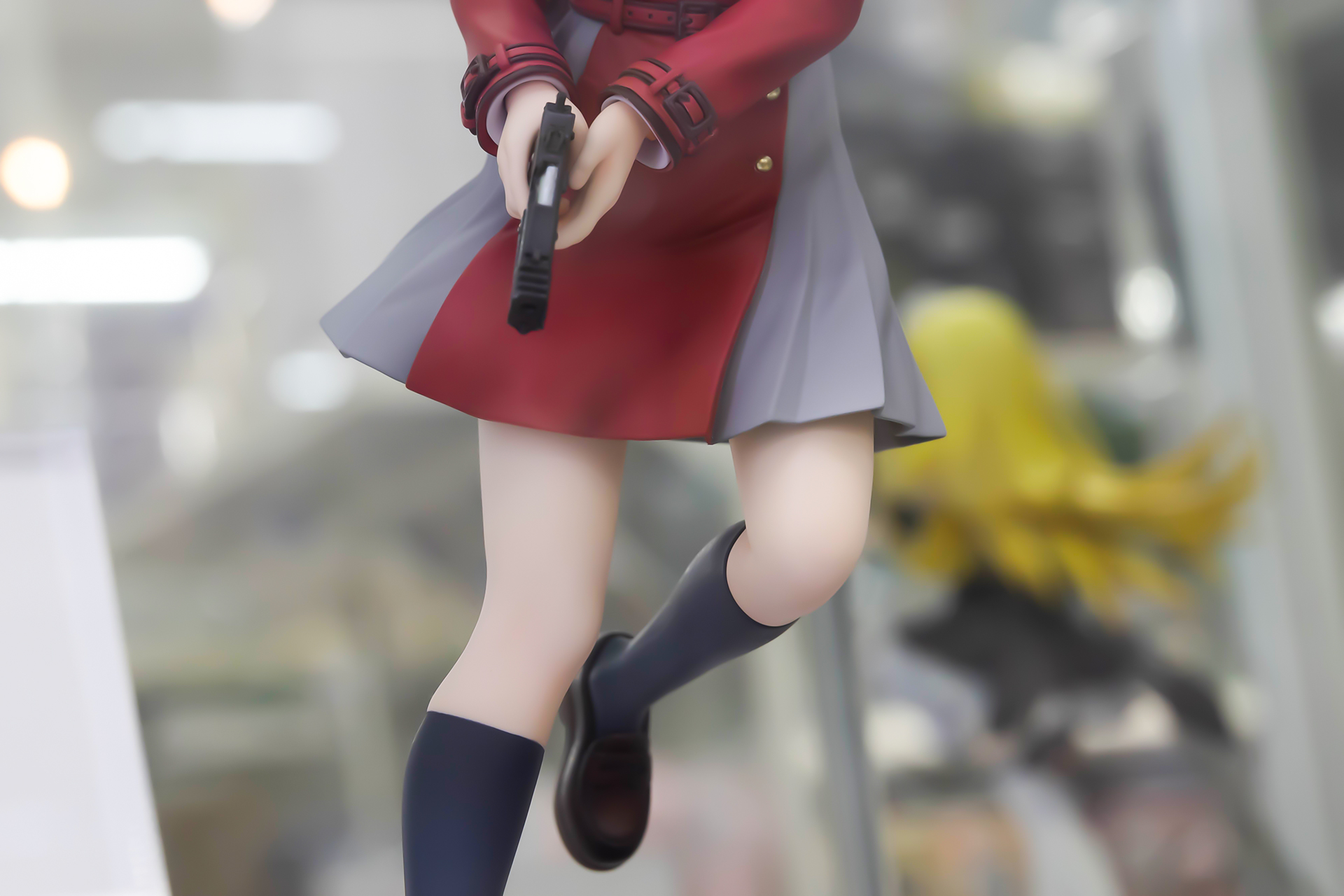 スカートから伸びた白い脚がたまらない！？