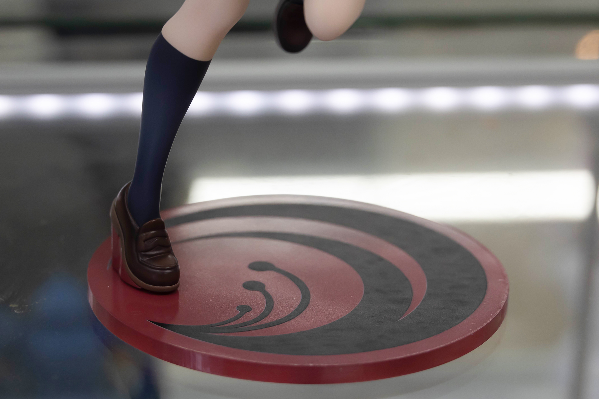 台座部分は、制服のエンブレムと同じデザインが採用されている