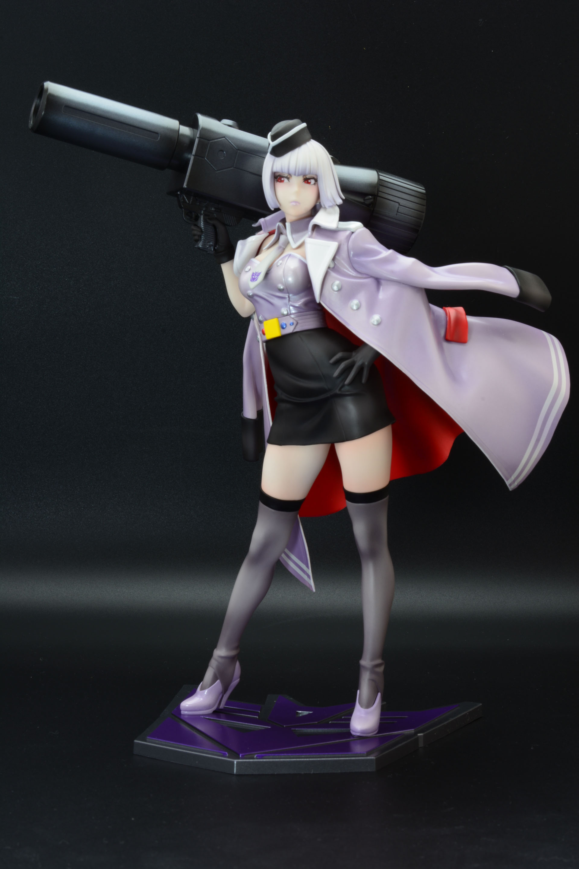 フィギュア全身。メガトロンが右腕に装備する巨大武器をフィギュアがきちんと担いでいたり、赤の差し色を軍服の裏地につかっていたりと、そのアレンジがとても楽しい