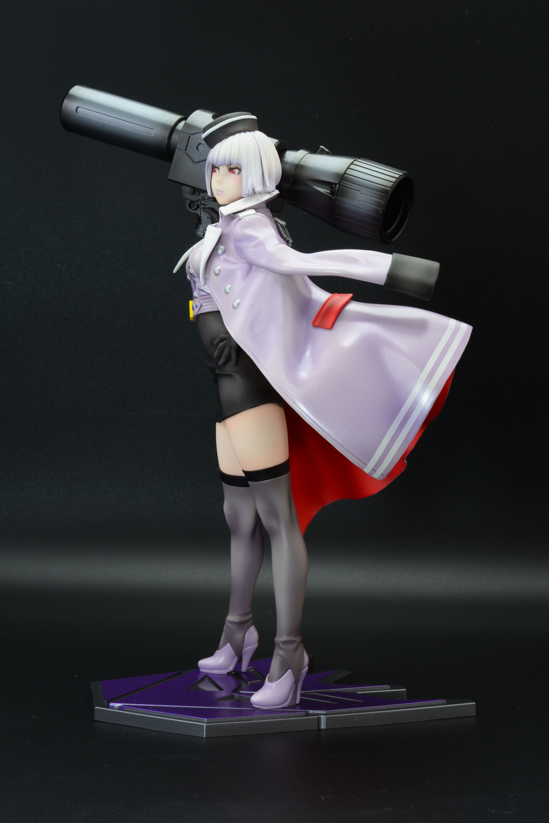 フィギュア全身。メガトロンが右腕に装備する巨大武器をフィギュアがきちんと担いでいたり、赤の差し色を軍服の裏地につかっていたりと、そのアレンジがとても楽しい