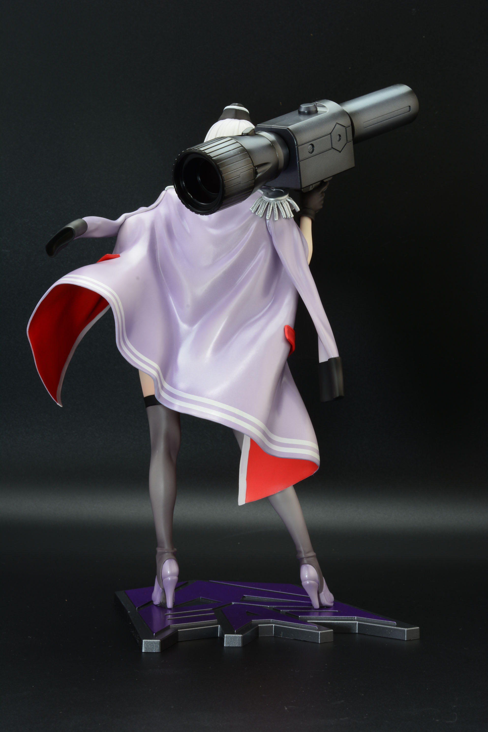 フィギュア全身。メガトロンが右腕に装備する巨大武器をフィギュアがきちんと担いでいたり、赤の差し色を軍服の裏地につかっていたりと、そのアレンジがとても楽しい