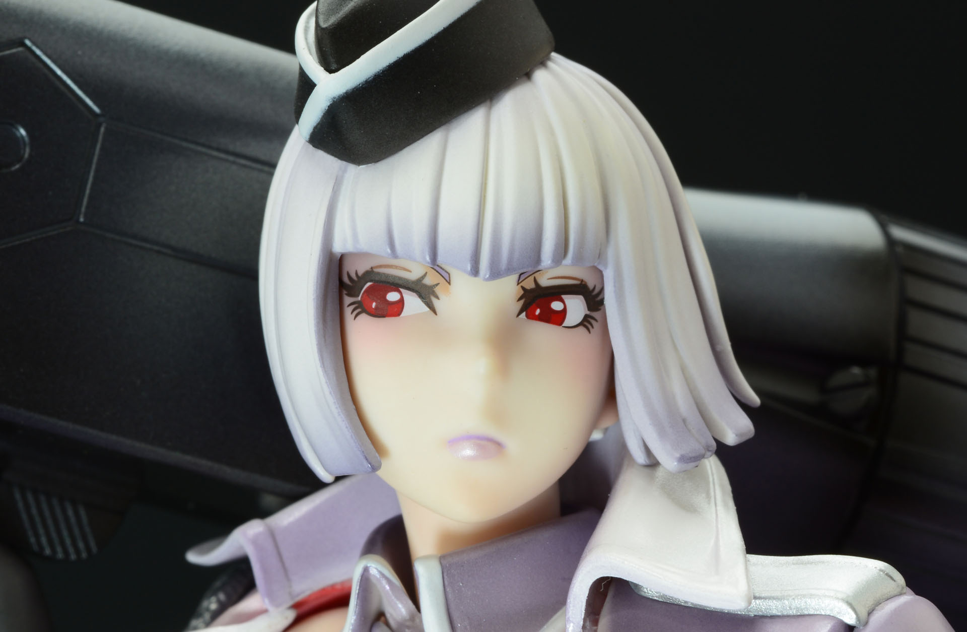 ショートカットにちょっと膨らんだ頬、そして赤い瞳。間違いなくこの娘はメガトロンだ