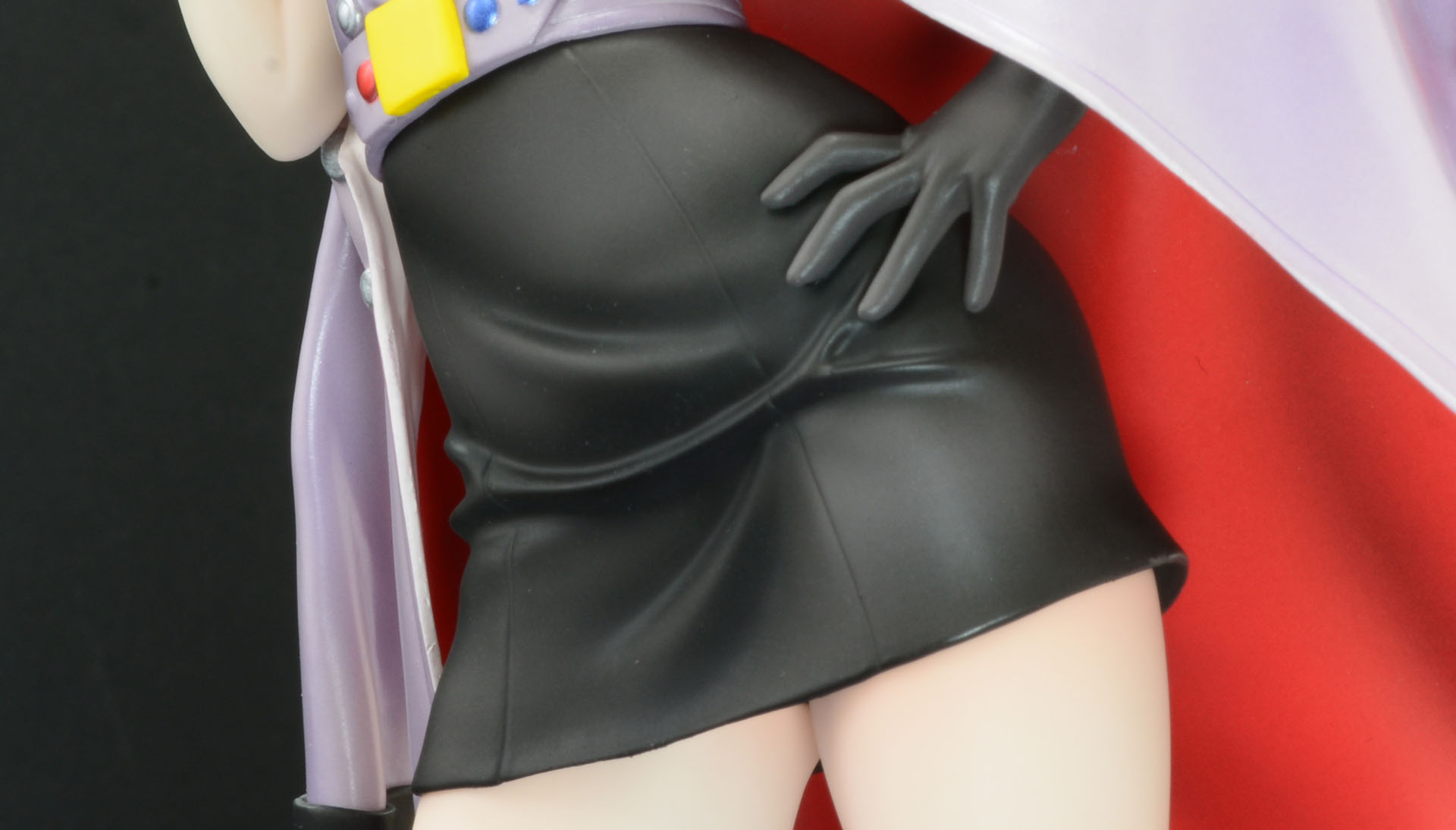 きゅっと腰を包むタイトなミニスカート。スカートから出る白い太もも。上着の裏地の赤も印象的だ