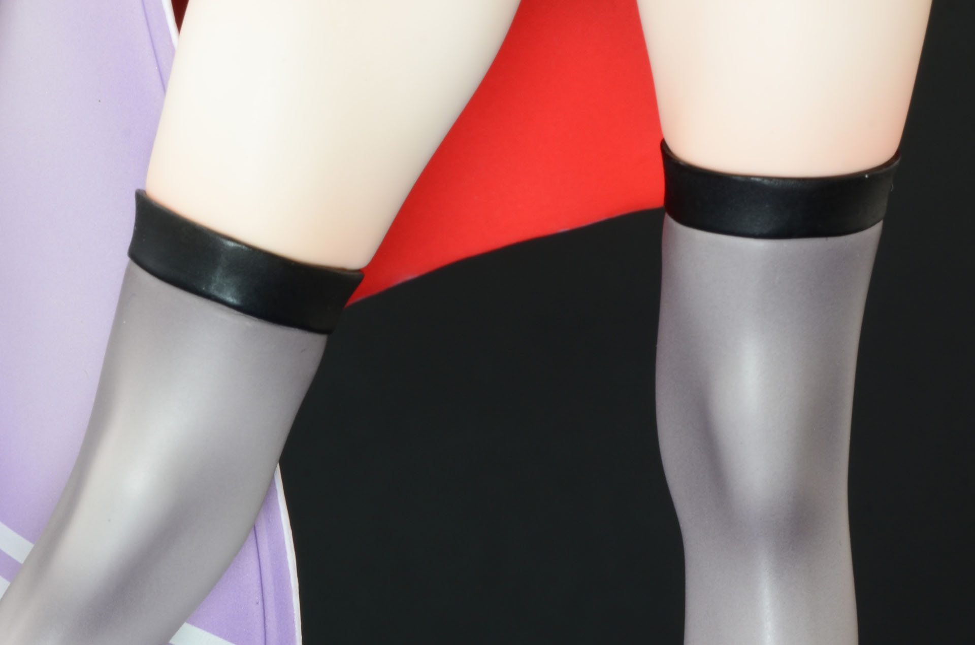 ニーハイソックスは、位置を固定するための黒い帯が目立つ。白い太ももとコントラストを生んでいる