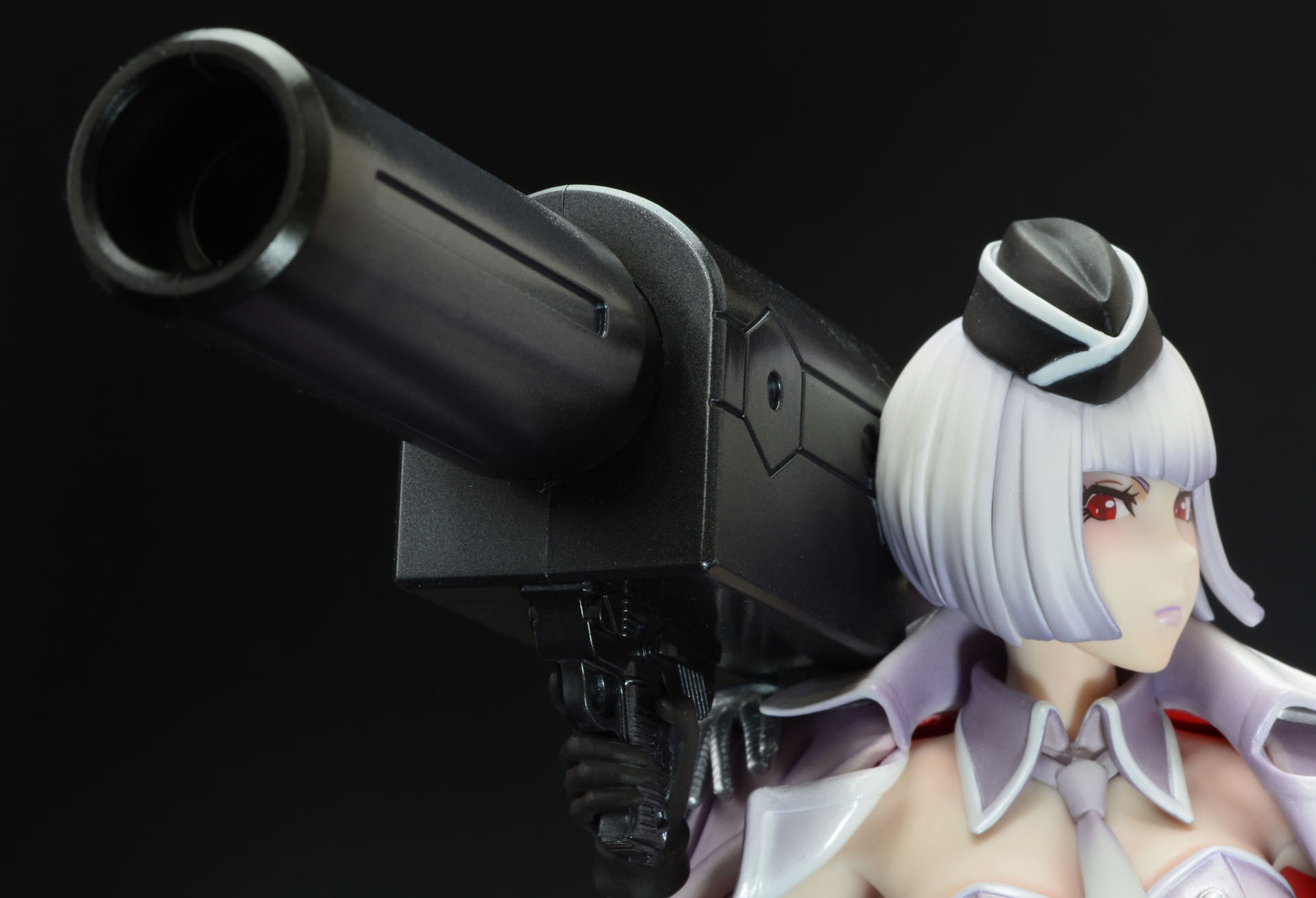 まるでバズーカ砲のように大きなレーザー砲「融合カノン砲」。拳銃形態ではスコープになる。華奢な体で、この巨大武器を楽々と担いでるのも面白い表現だ