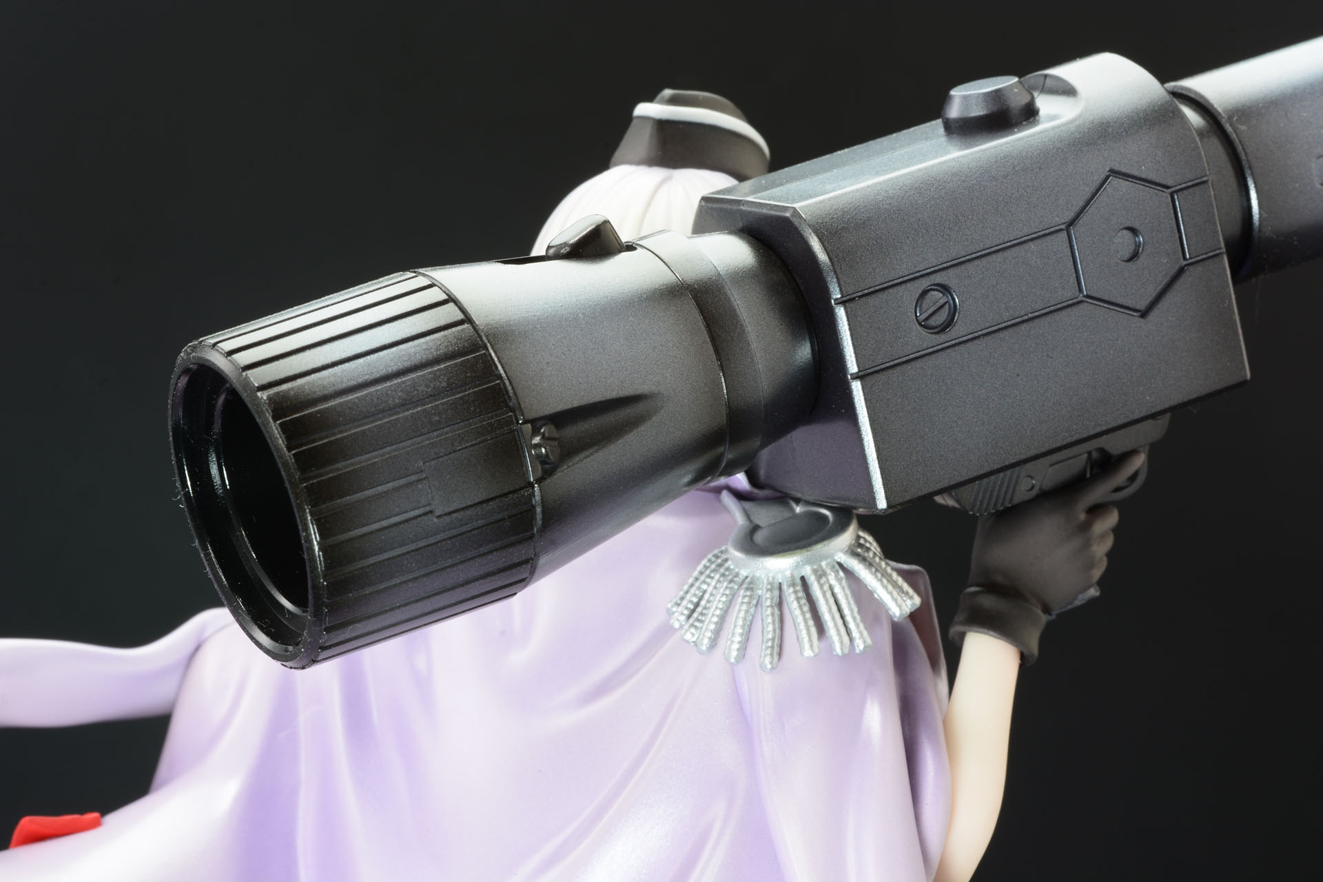 まるでバズーカ砲のように大きなレーザー砲「融合カノン砲」。拳銃形態ではスコープになる。華奢な体で、この巨大武器を楽々と担いでるのも面白い表現だ