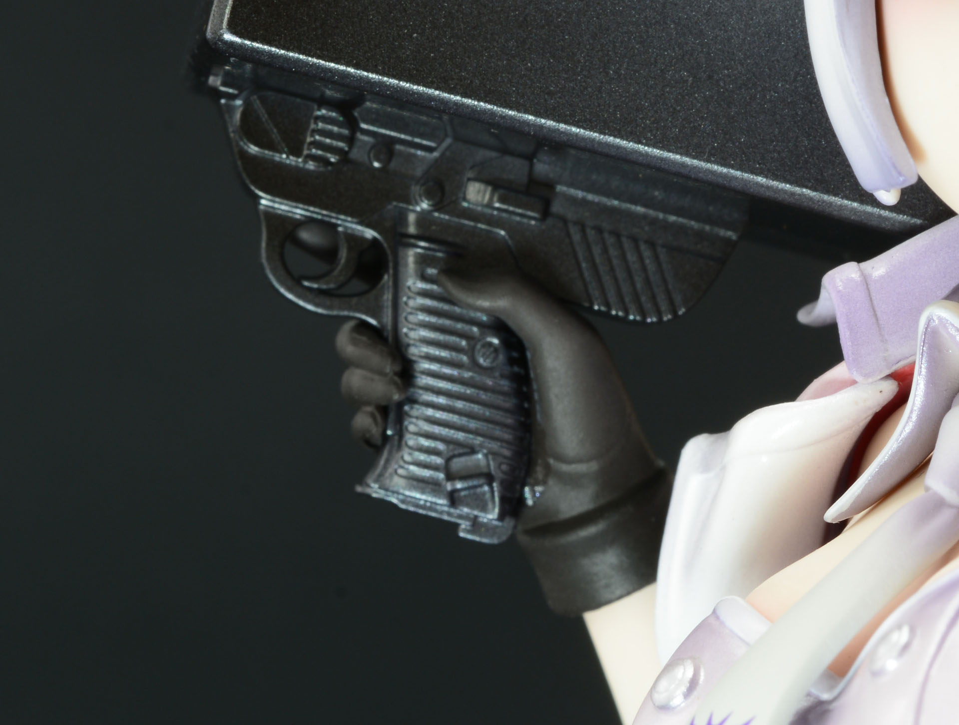 グリップ部分にはワルサーP38のランヤードリンクを彷彿とさせる造型も。ファンが楽しいポイントである