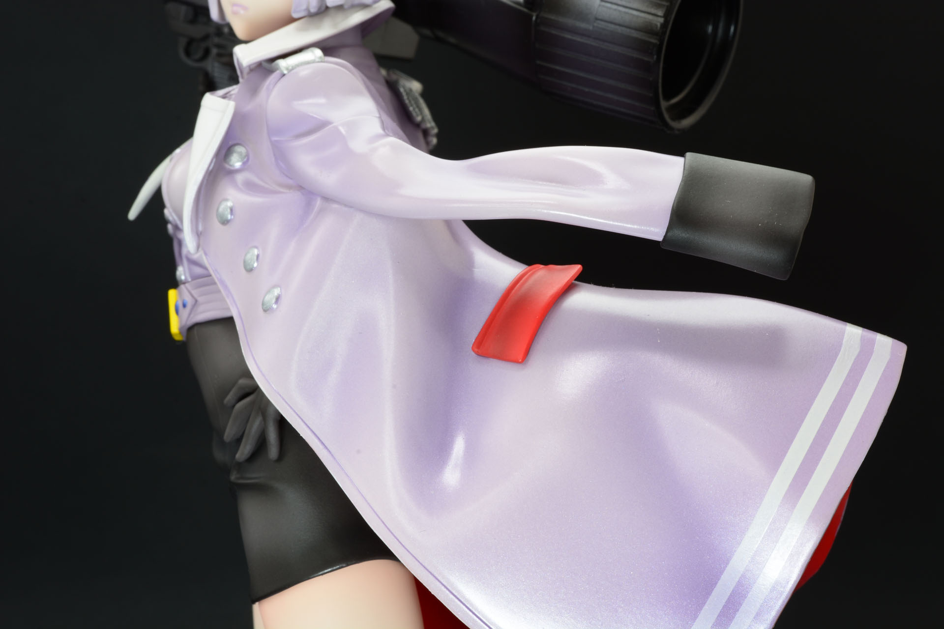 動きを感じさせる造型が素晴らしい上着。華奢な女の子の体型を厳めしいラインにしてくれる