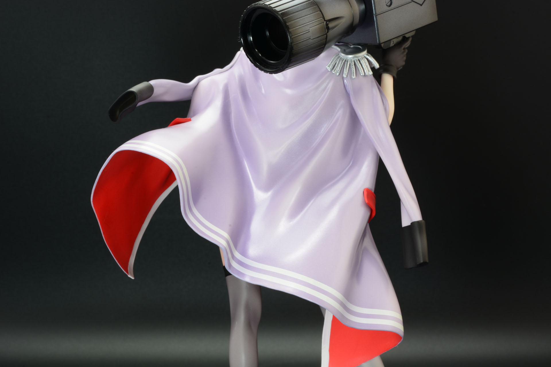 動きを感じさせる造型が素晴らしい上着。華奢な女の子の体型を厳めしいラインにしてくれる