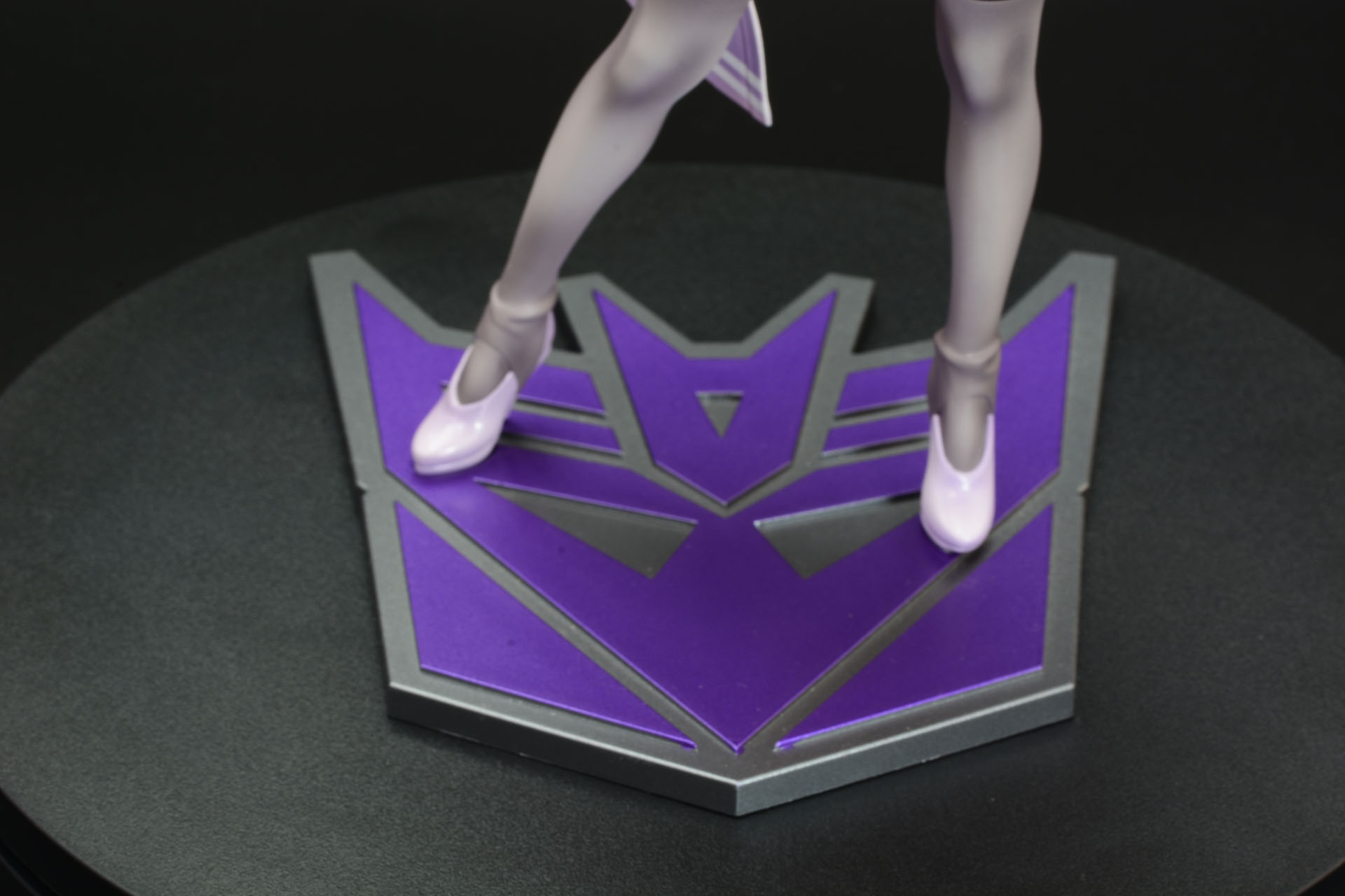 アニメで印象的なデストロンのエンブレムが台座に