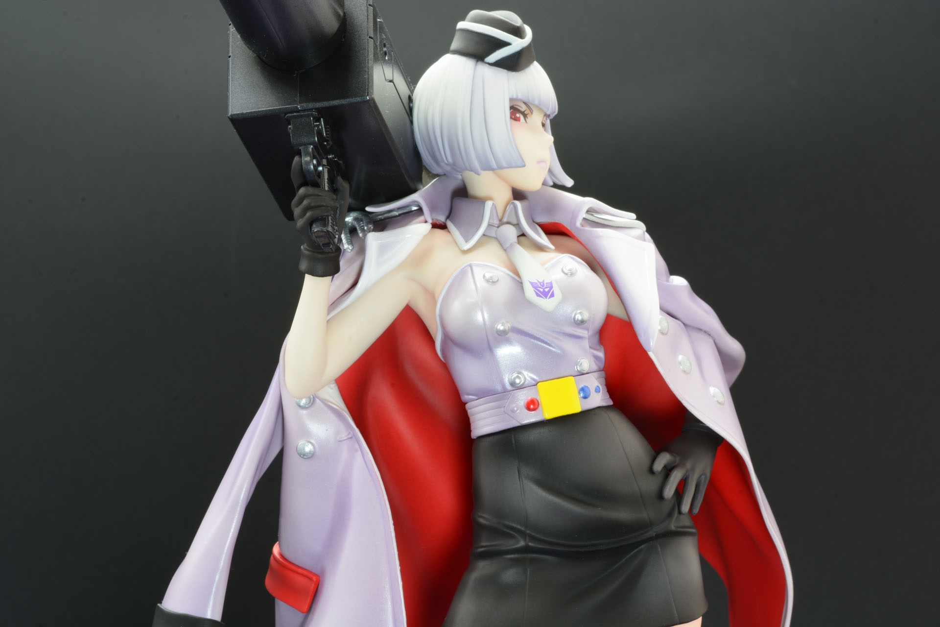 腰に手を当て、胸を反らしたこちらに挑むようなポーズ。細くて白い腕の華奢な女の子が、デカイ武器を担いで挑戦的にこちらを見るそのギャップが楽しい