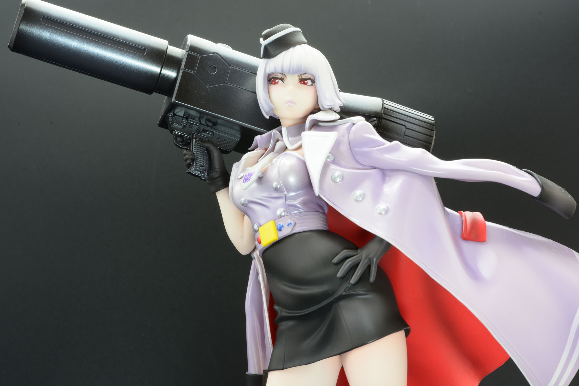 腰に手を当て、胸を反らしたこちらに挑むようなポーズ。細くて白い腕の華奢な女の子が、デカイ武器を担いで挑戦的にこちらを見るそのギャップが楽しい