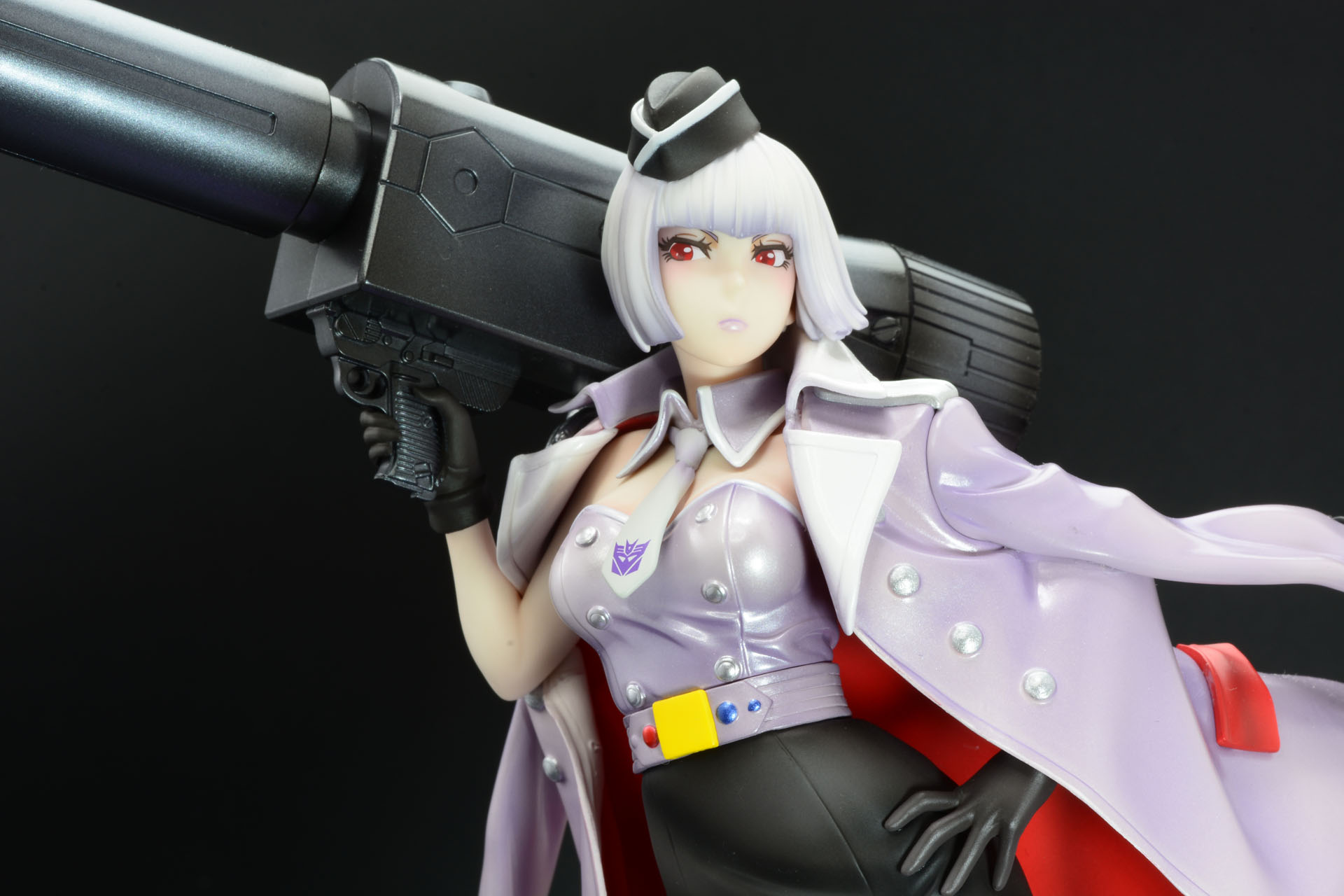 腰に手を当て、胸を反らしたこちらに挑むようなポーズ。細くて白い腕の華奢な女の子が、デカイ武器を担いで挑戦的にこちらを見るそのギャップが楽しい