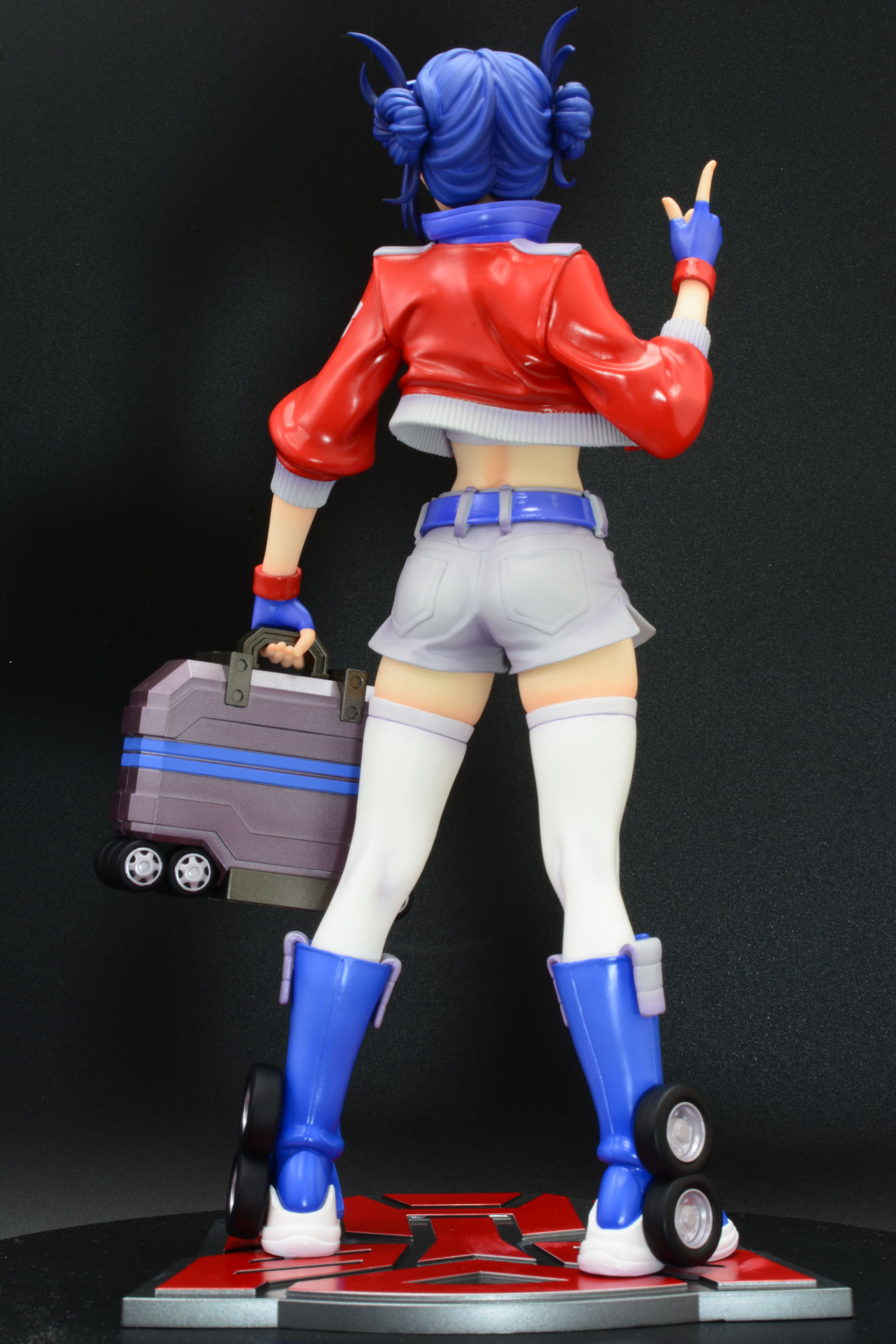 「TRANSFORMERS美少女 コンボイ」全身。G1コンボイをこちらも見事に美少女化している。カラーリングもきちんと反映されているのが楽しい