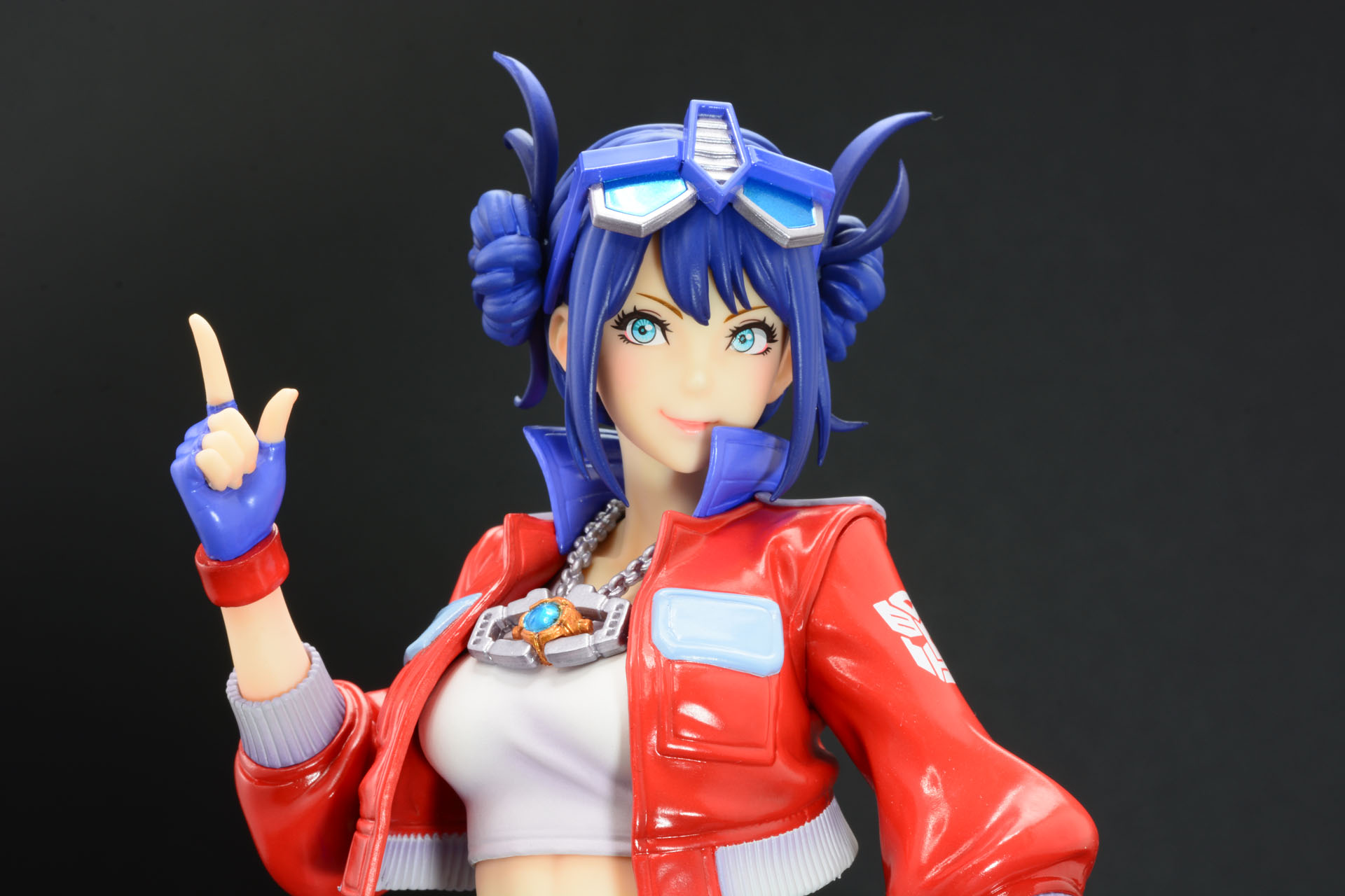 コンボイの顔をサングラスで、アンテナを髪型で表現。首から提げているのは「マトリックス」だ。原作ネタを細かく再現しているのが嬉しい