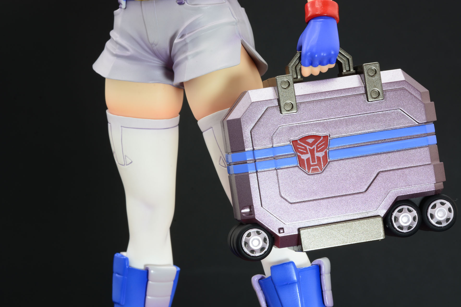 手に持っているアタッシュケースは、コンボイのコンテナの形なのだ