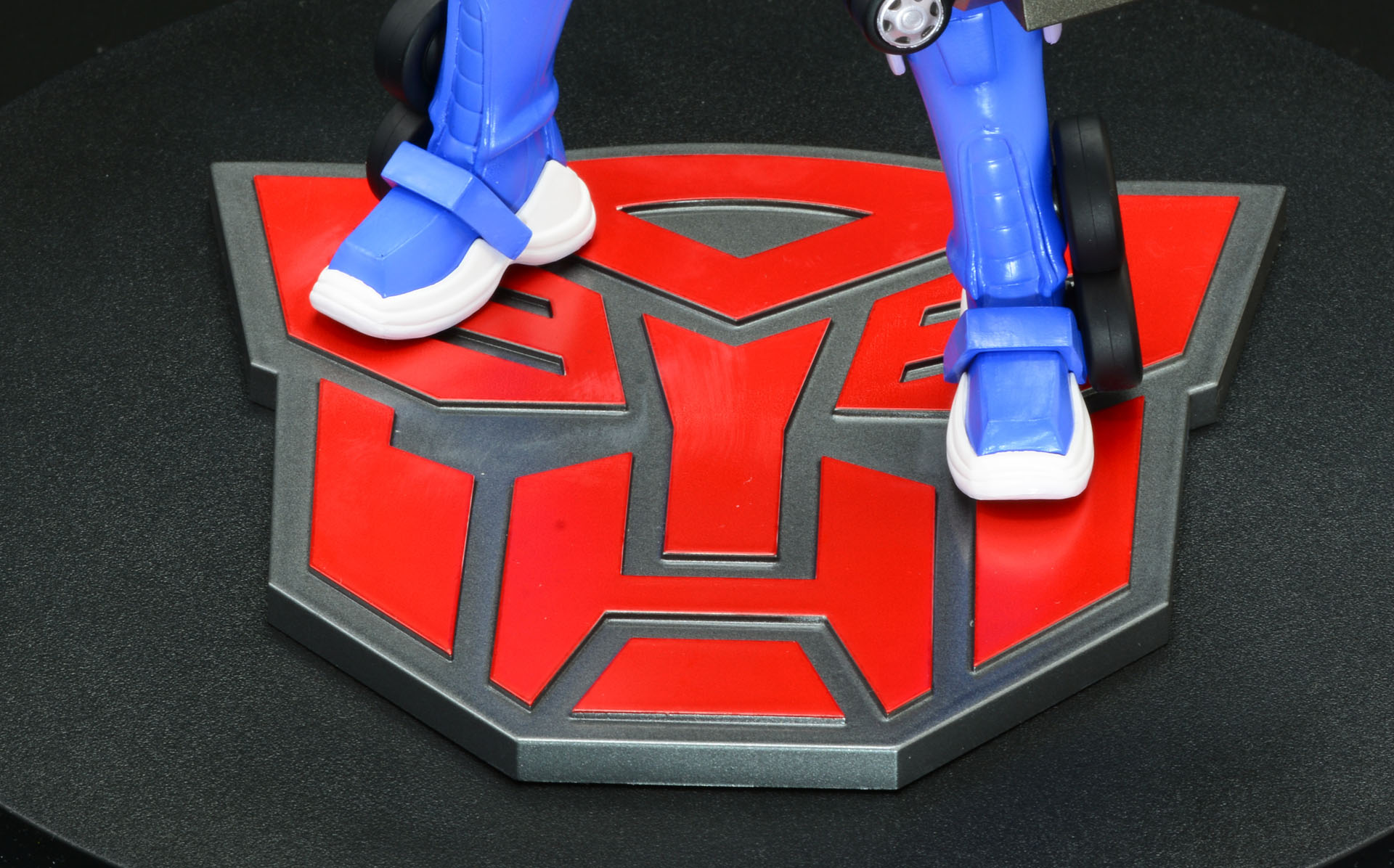 台座はもちろんサイバトロンマーク