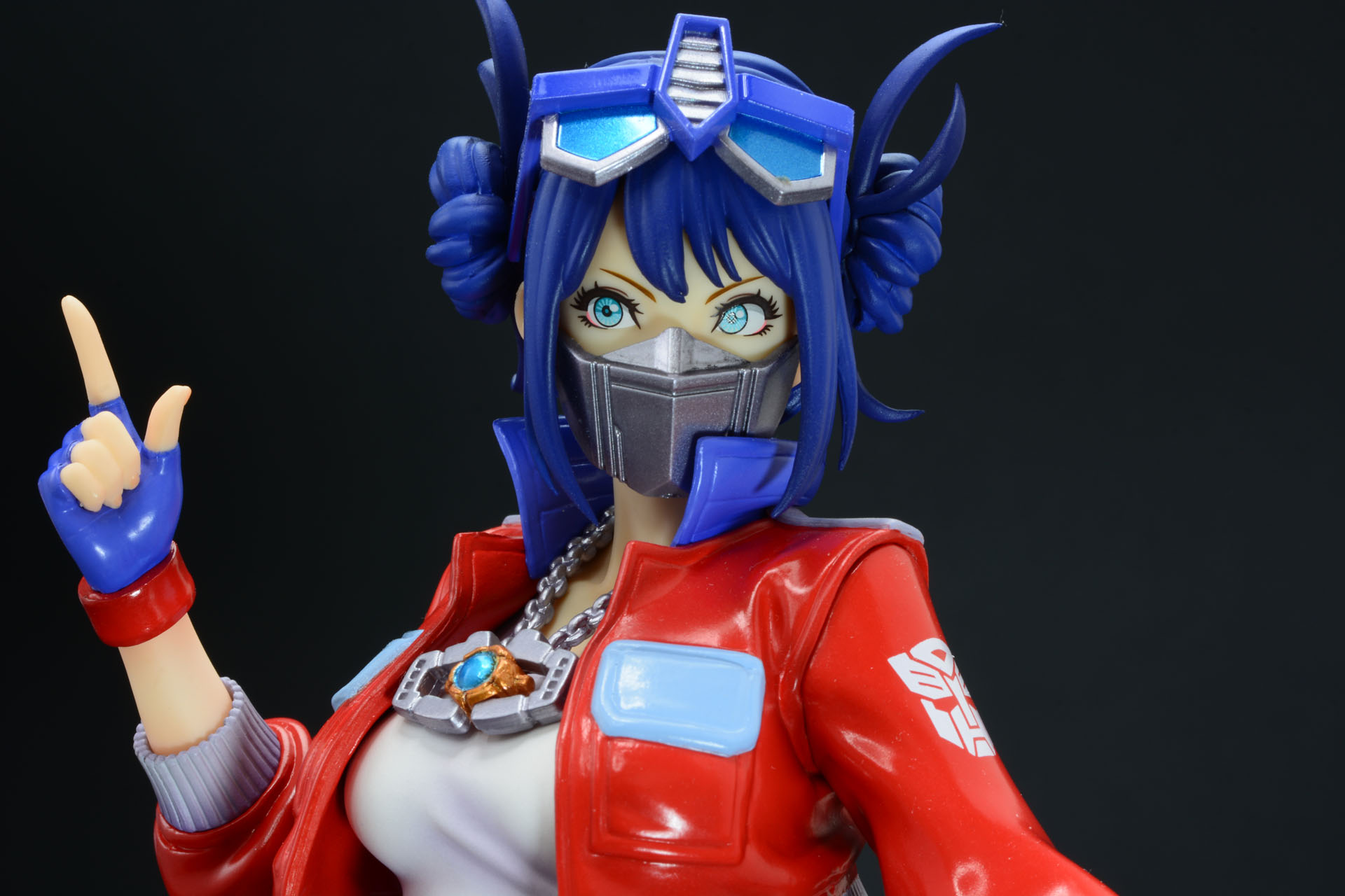 差し替えでマスクオンに可能。2007年の劇場版「トランスフォーマー」のオプティマス・プライム (コンボイ)が、戦闘時にむき出しの口部分をマスクが覆い、G1コンボイの顔に似た形になるシーンがあるが、そのシーンを思い出させるギミックだ