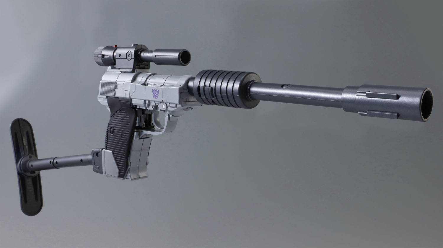タカラトミーが2017年4月に発売したアクションフィギュア「マスターピース MP-36 メガトロン」。自動拳銃に変形する。「戦え!超ロボット生命体トランスフォーマー(G1)」に登場したデストロンを率いるボスだ