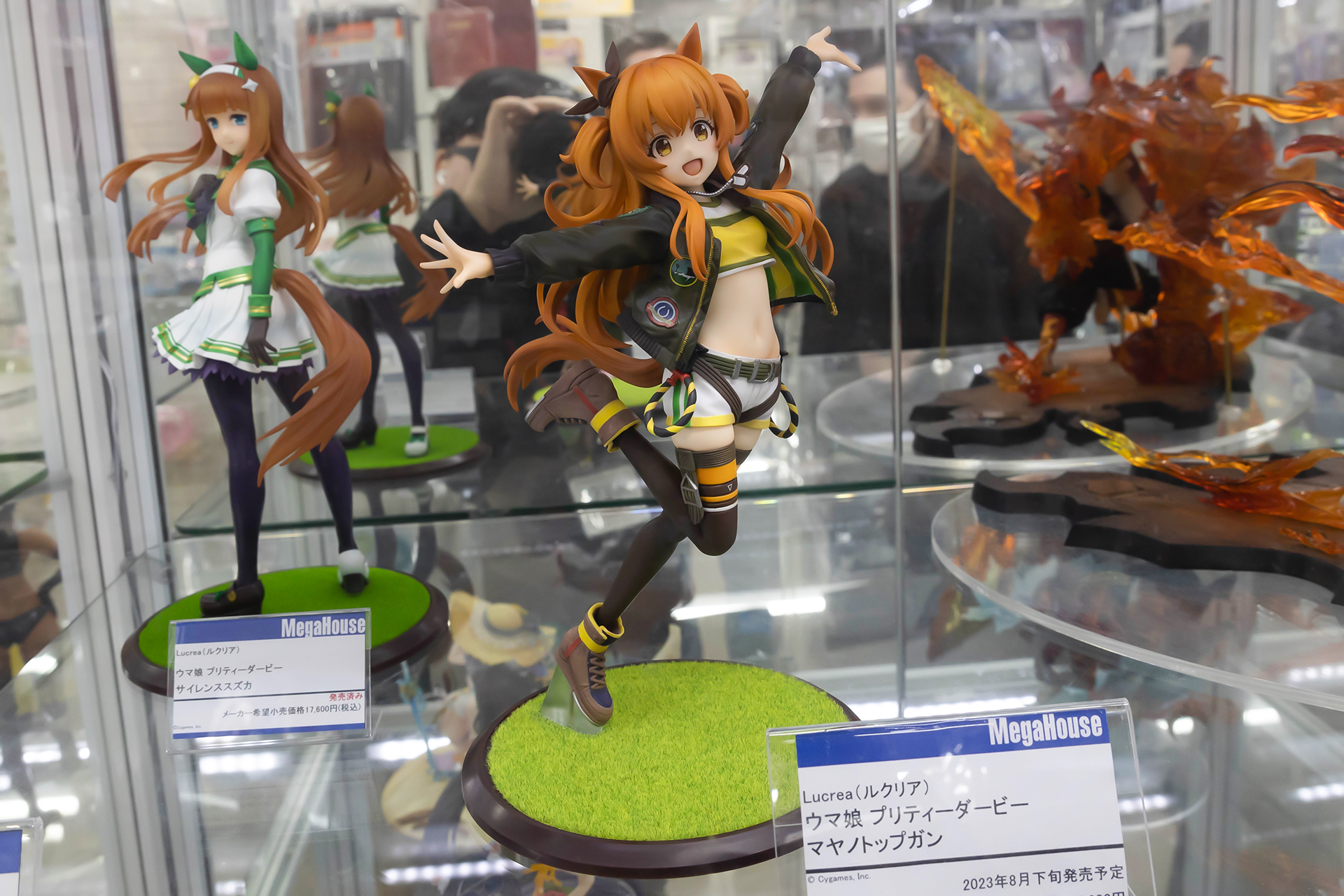 採用されている素材はPVCとABS、全高は約200mmだ。左後ろに写っているのが、Lucreaシリーズのサイレントスズカだ