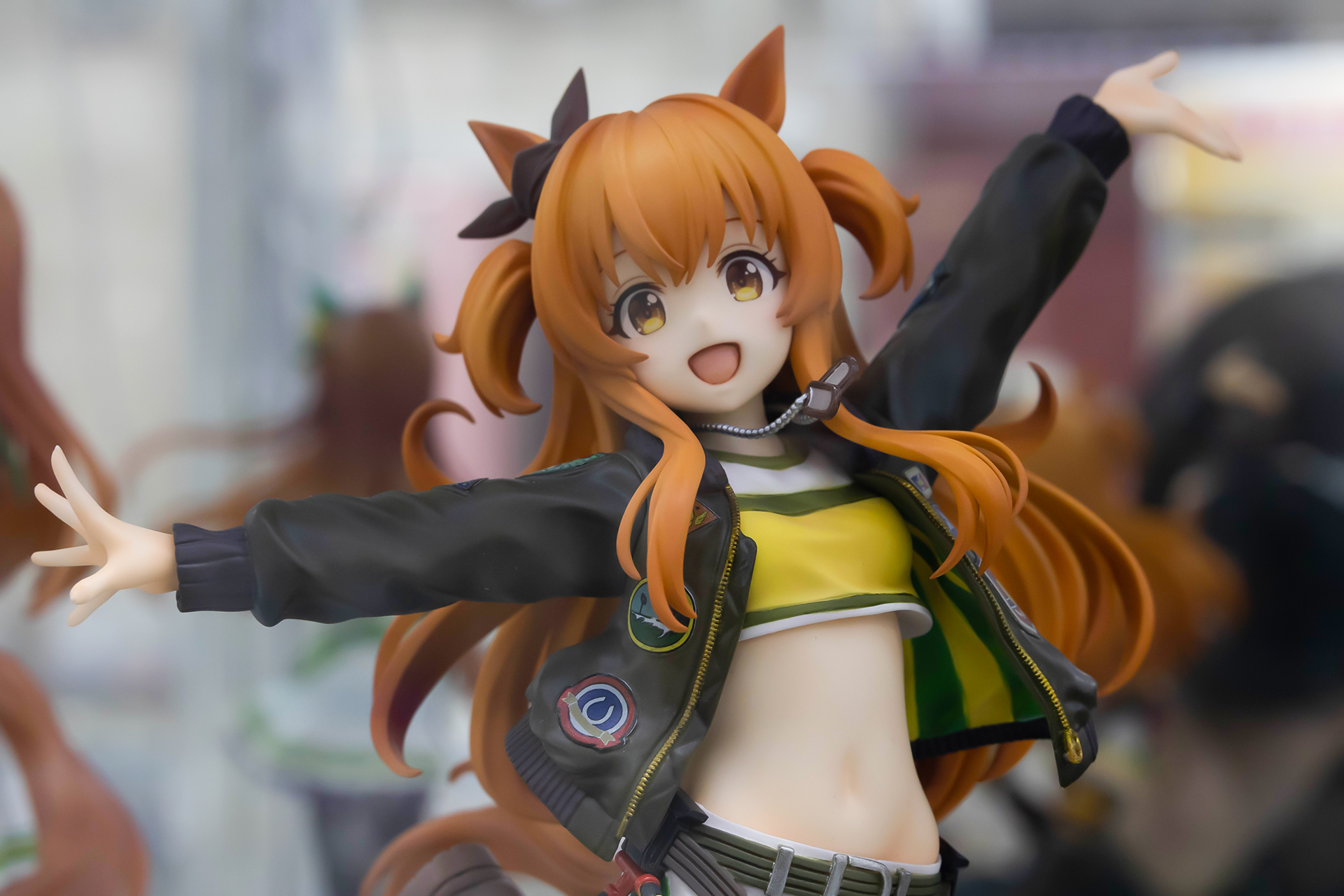 屈託のない笑顔とおへそに目が釘付け!?