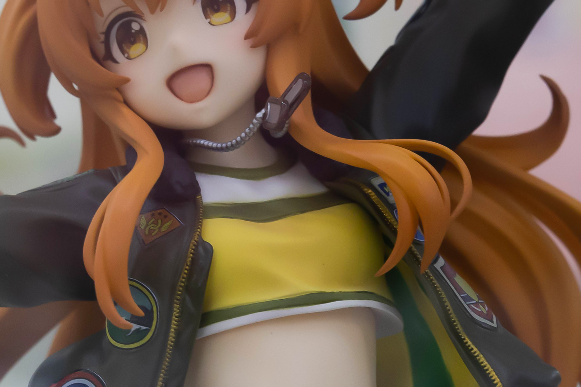 首から下げたタグは、勢いよく宙に浮かんでいる