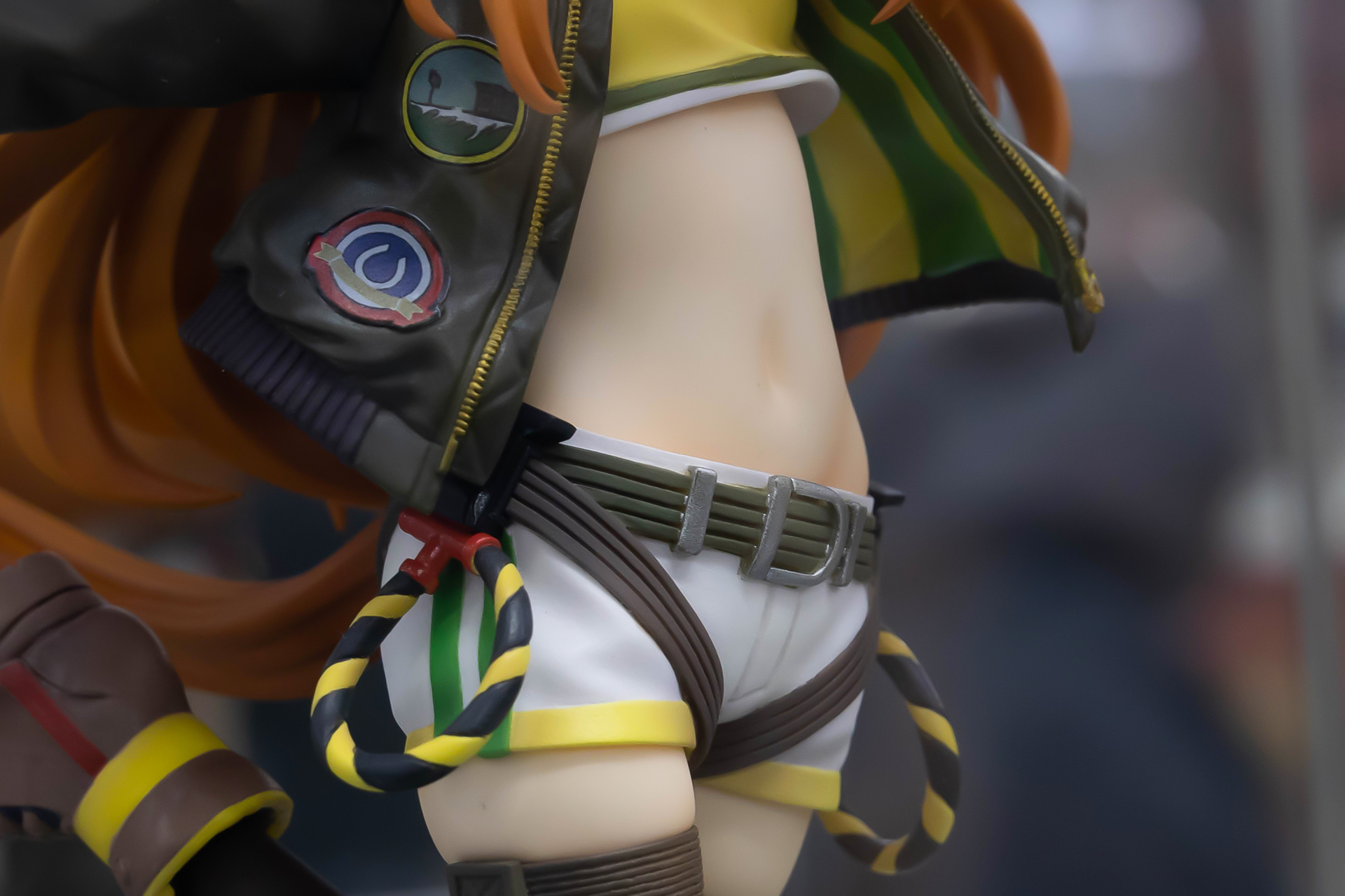 映画「トップガン」でもコラボしていたが、トム・クルーズのフライトジャケットを意識した上着を身につけるマヤノトップガン。ワッペンもしっかり再現されている