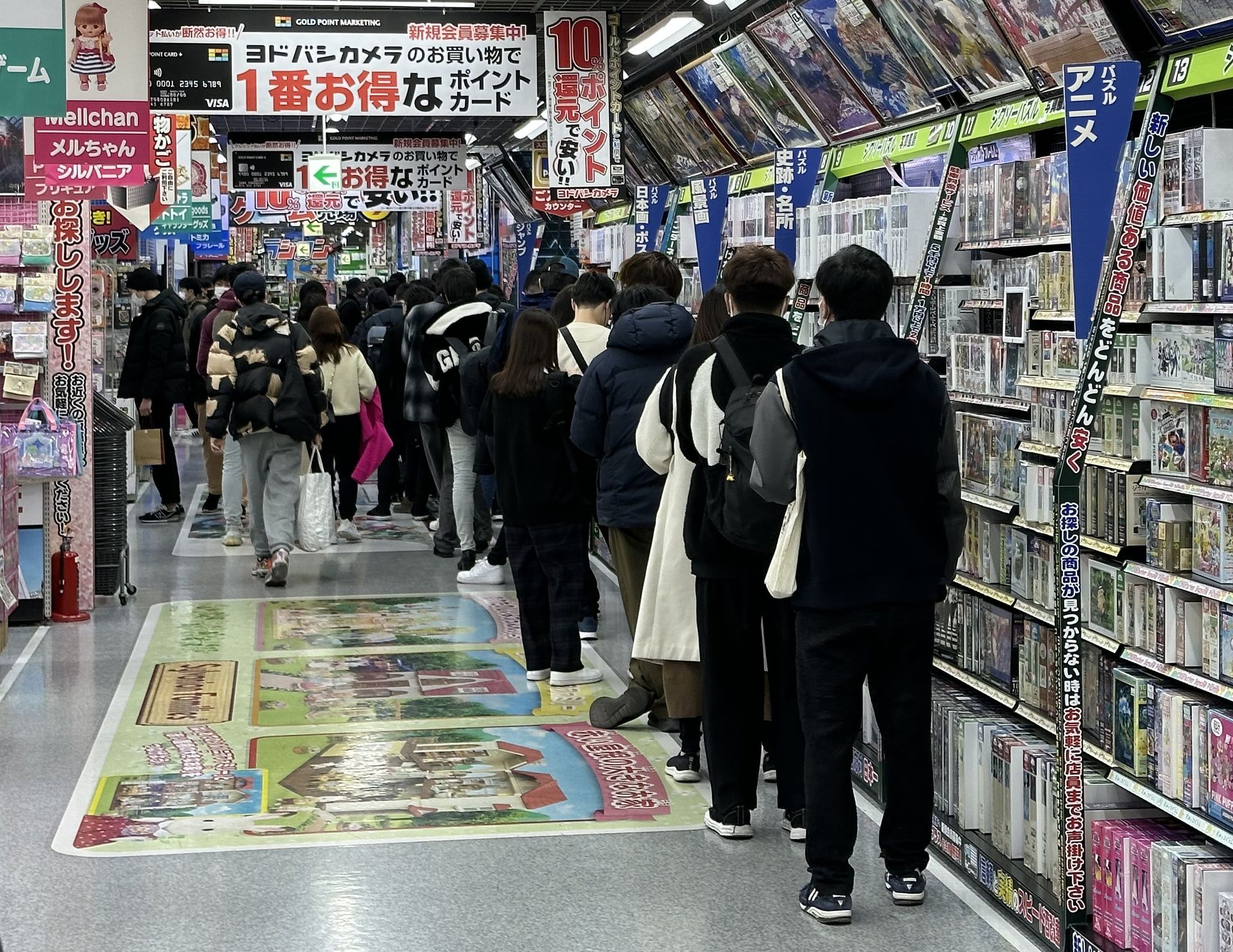 ポケカ拡張パック「トリプレットビート」の予約販売の様子。店内には長い長い行列ができる