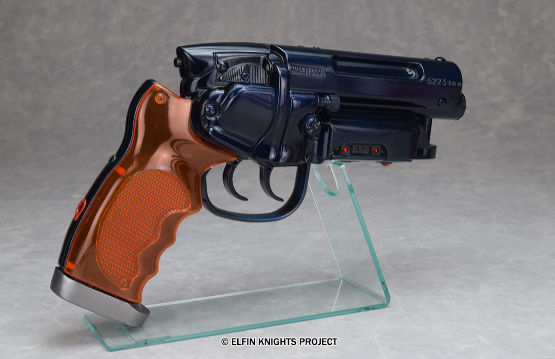 通常版である「スチールブラックII」は、ブルーイングを施した鉄のような質感