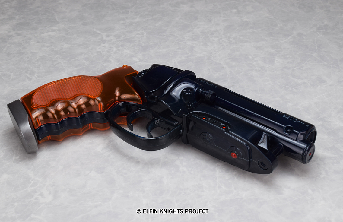 通常版である「スチールブラックII」は、ブルーイングを施した鉄のような質感