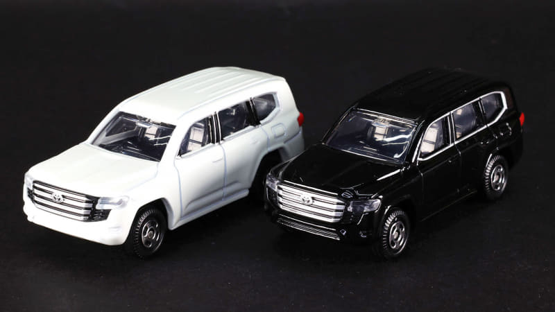 左（ホワイト）が通常仕様、右（ブラック）が初回特別仕様