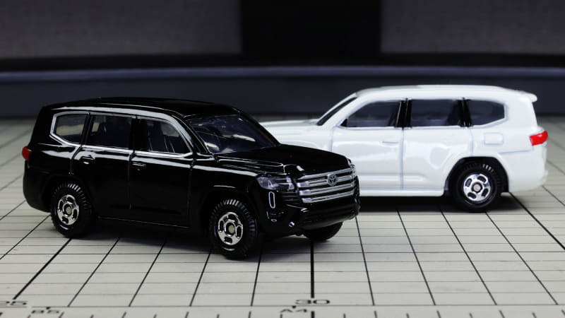 タイヤのショルダー部分はオフロードタイヤ的なモールドがあってSUVらしさを表します